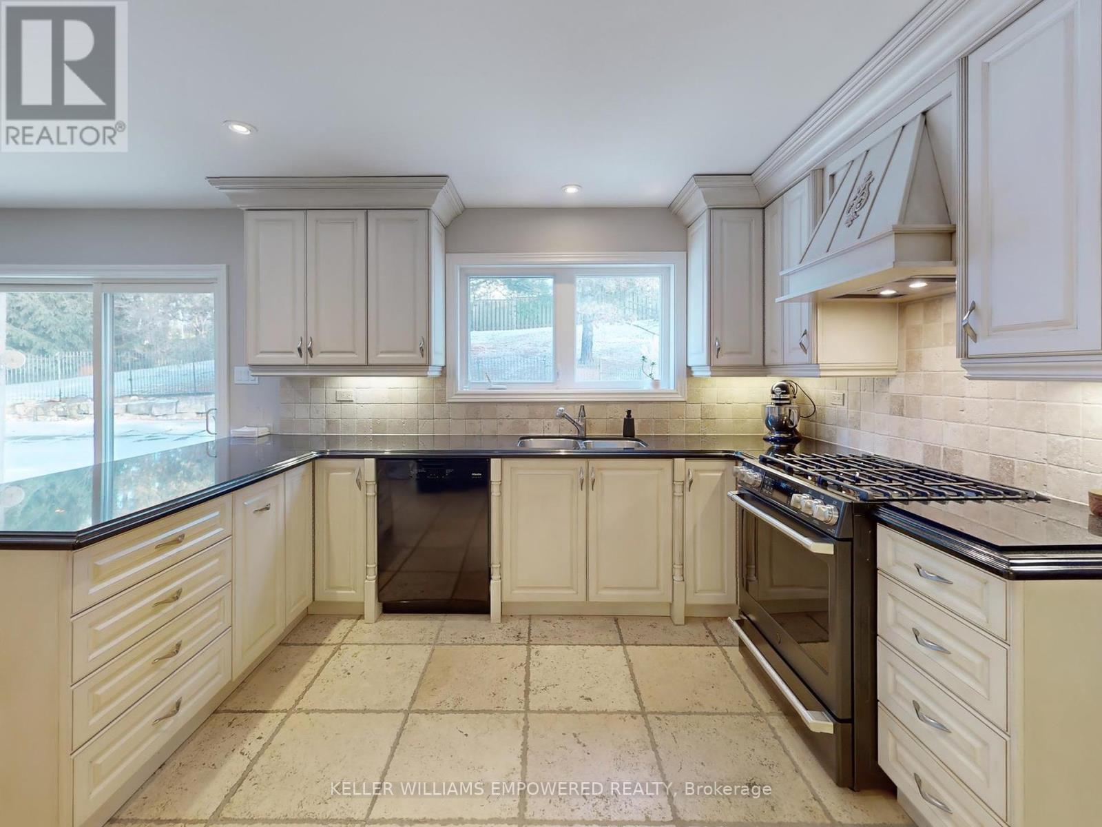 Photo 23 of 544 Woodland Acres Crescent, Vaughan ON