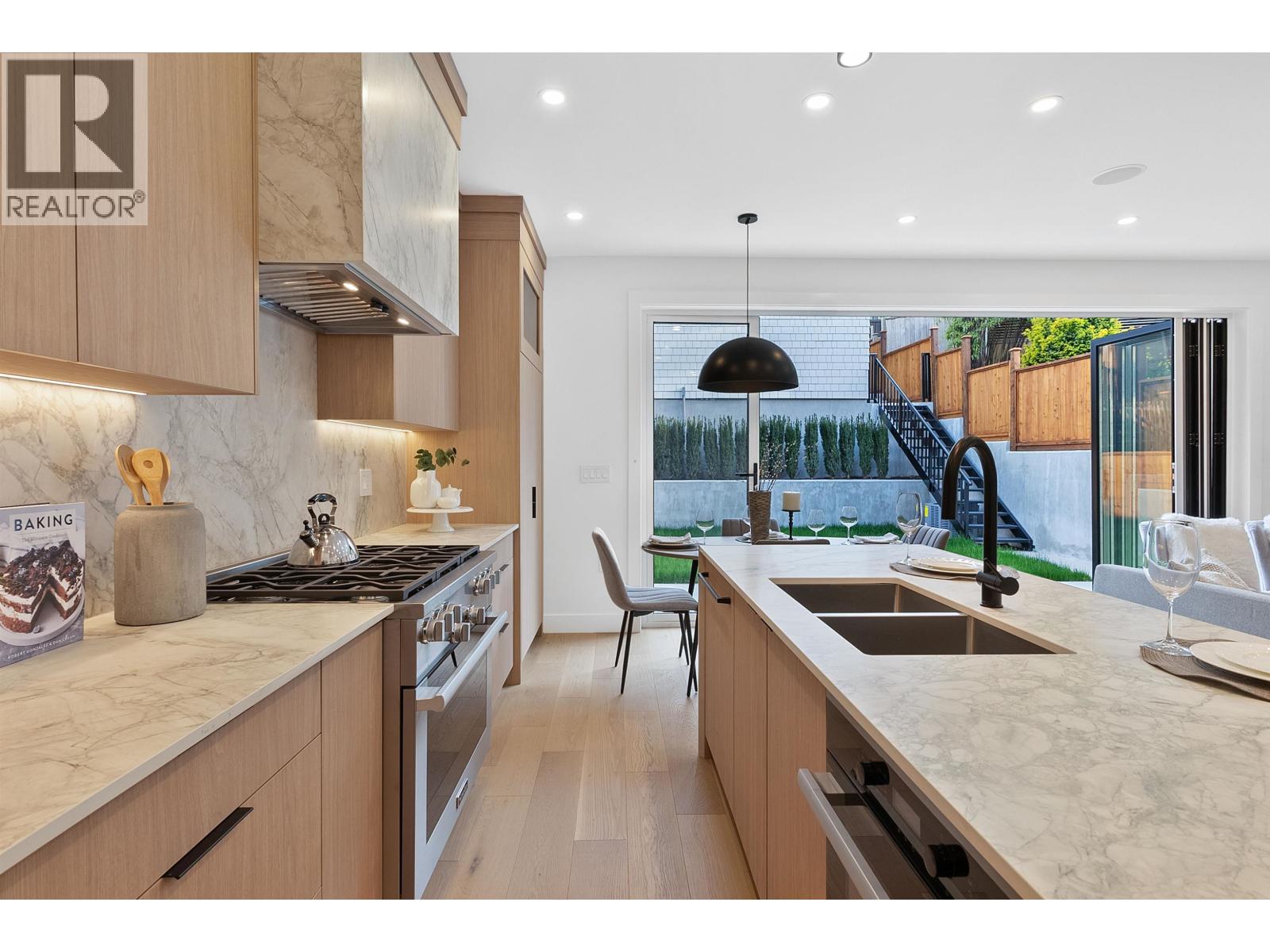 Photo 5 of 2 3538 W 14th Avenue, Vancouver BC