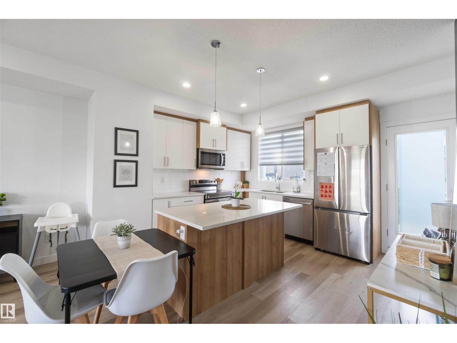Photo 10 of 22778 97 Av Nw, Edmonton AB