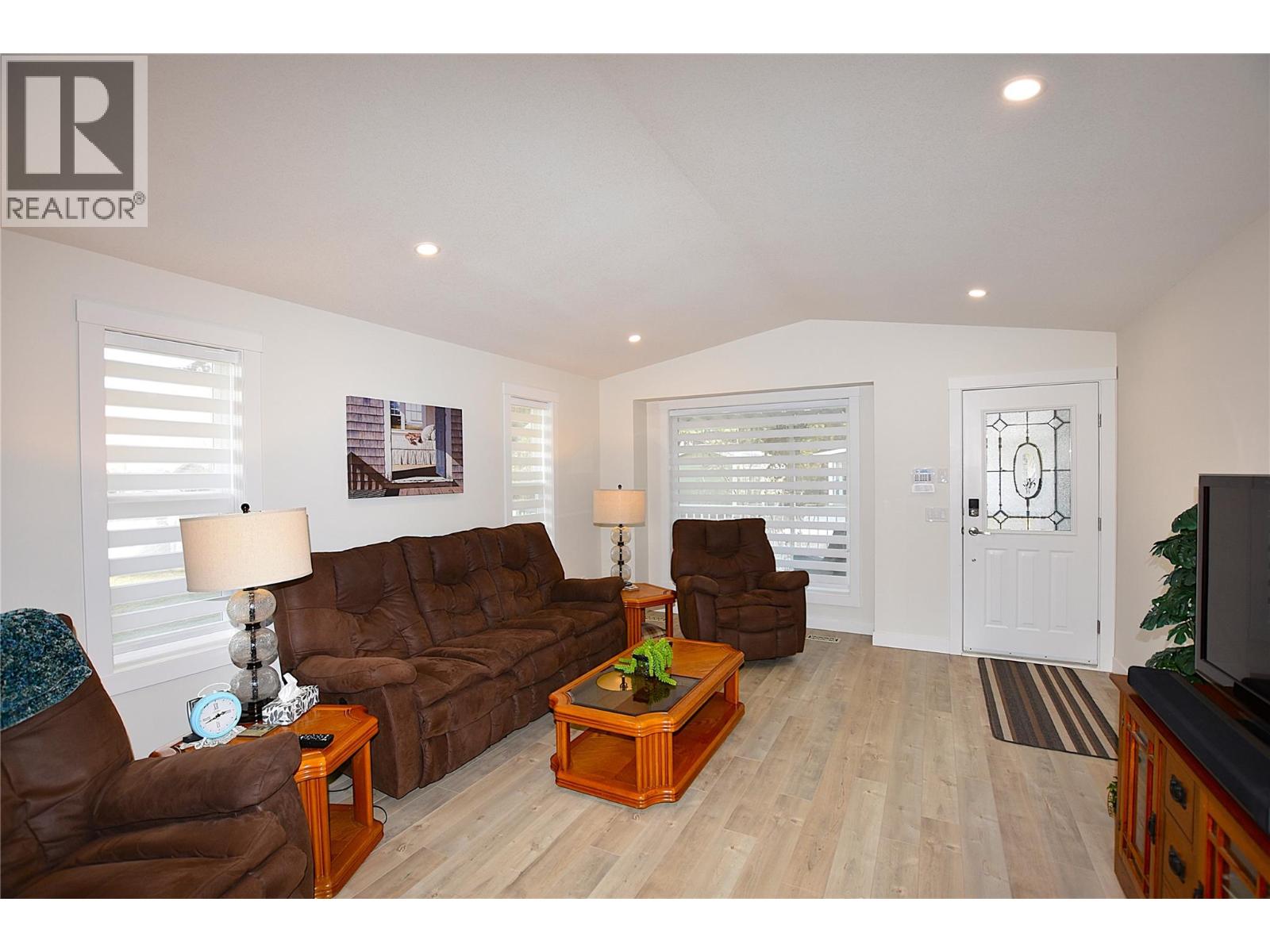  233 234 Falcon Avenue, Vernon