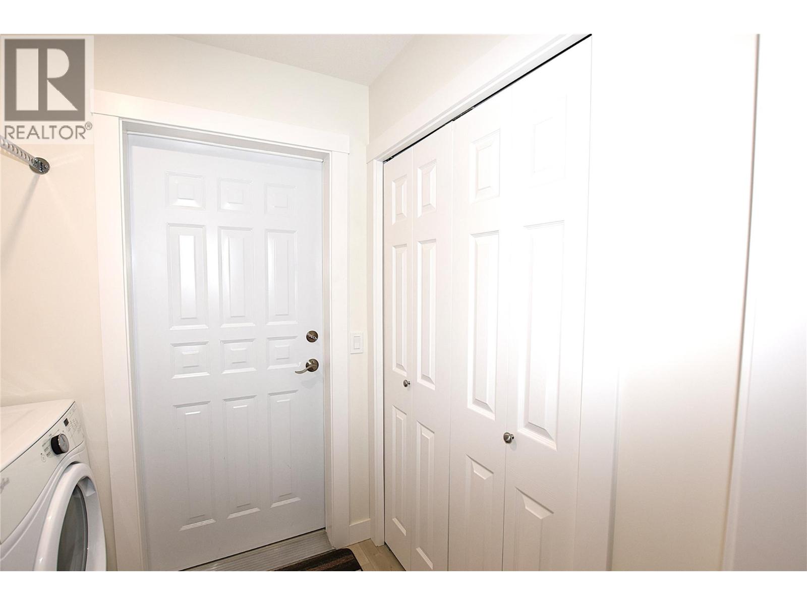  233 234 Falcon Avenue, Vernon