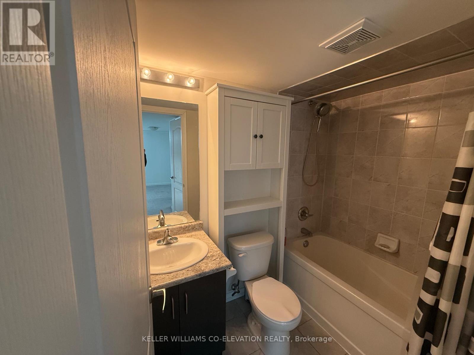 Photo 10 of 112 11 Applewood Lane, Toronto ON