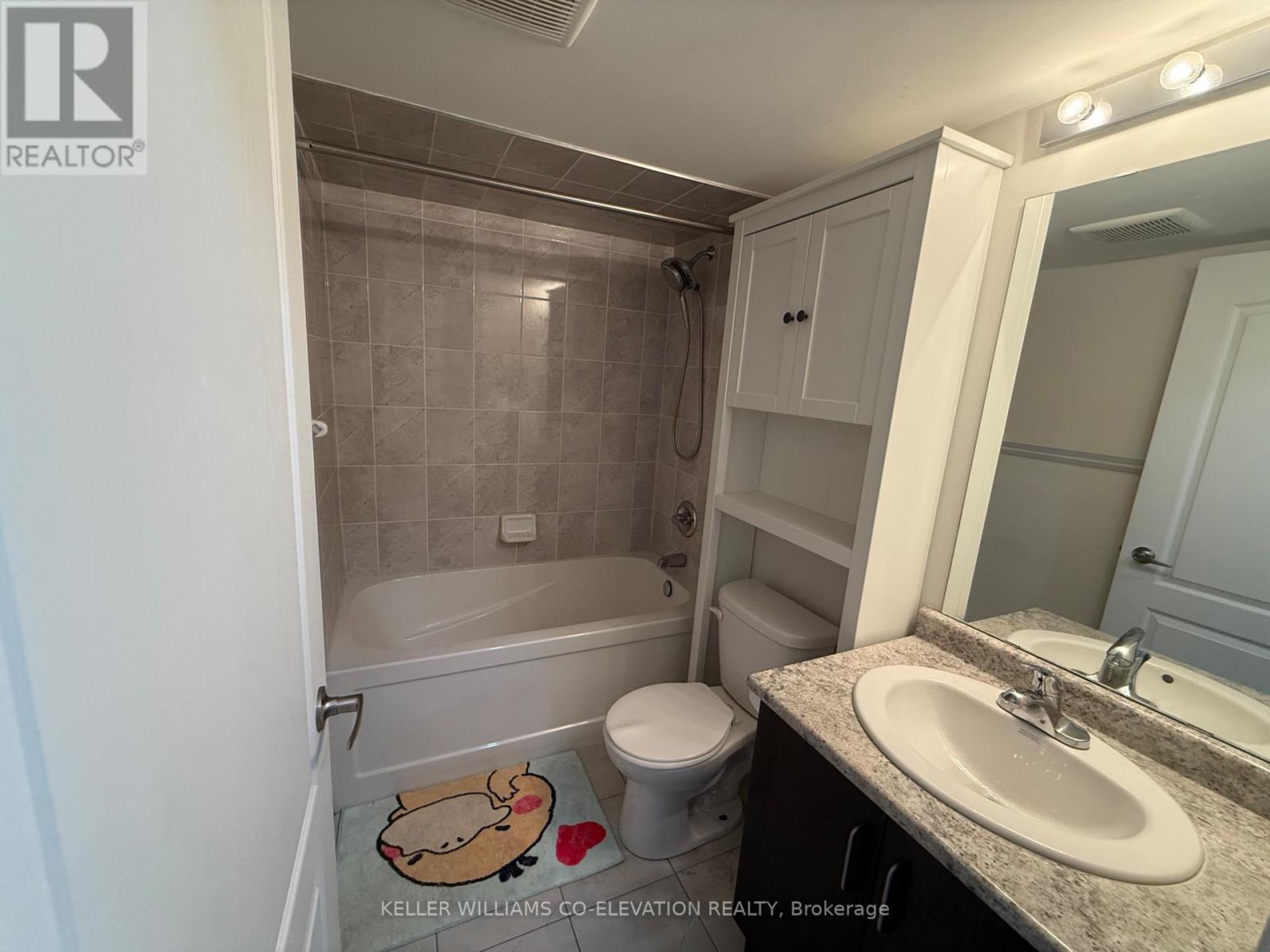 Photo 4 of 112 11 Applewood Lane, Toronto ON