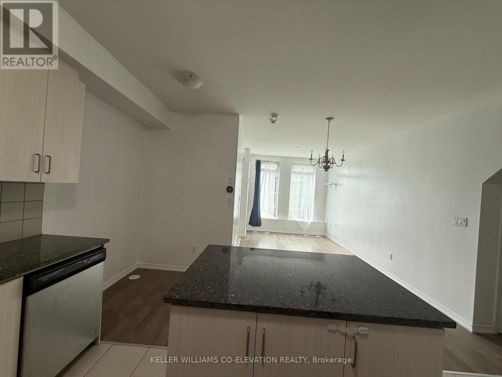 Photo 11 of 112 11 Applewood Lane, Toronto ON