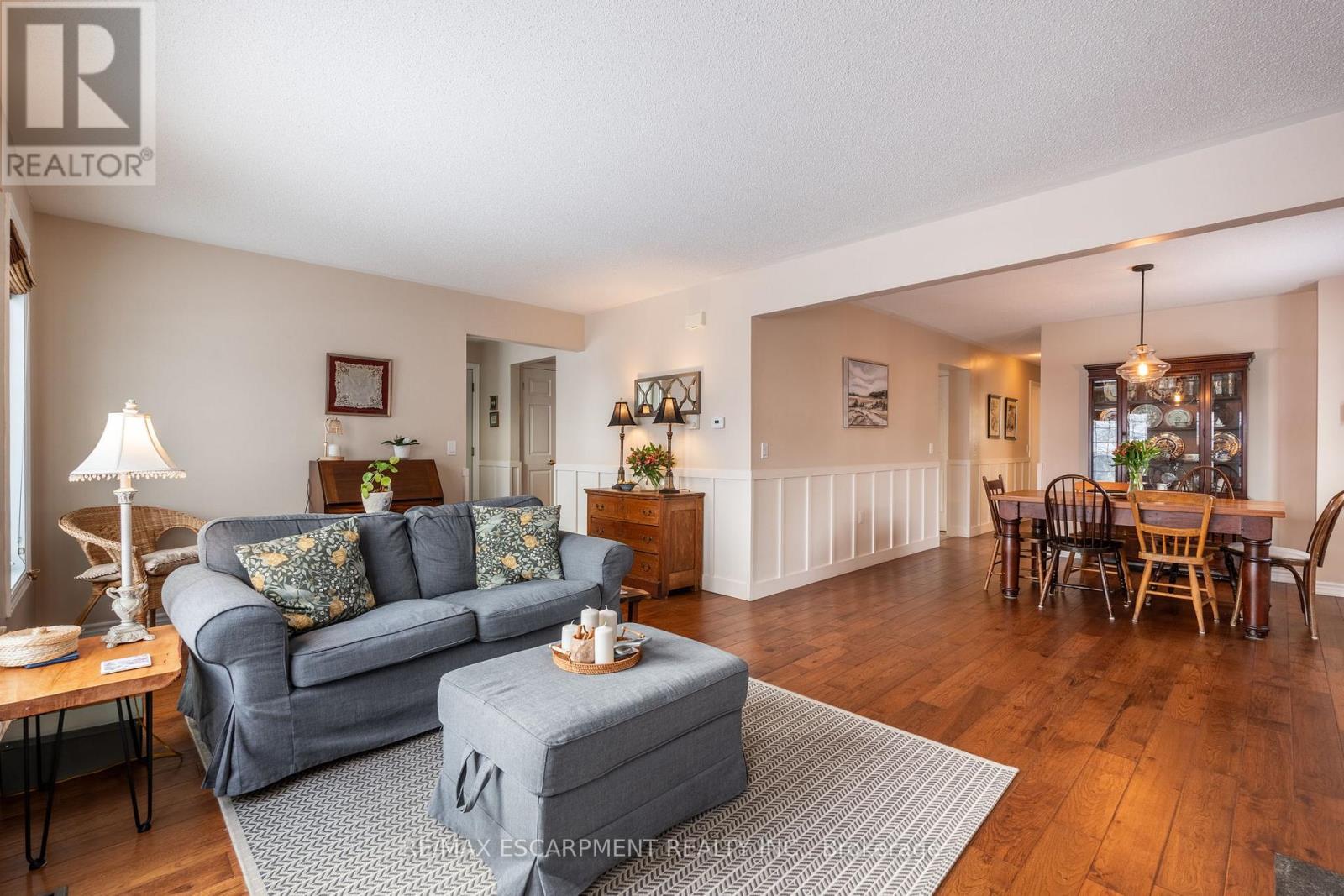Photo 11 of 136 Glenariff Drive, Hamilton ON