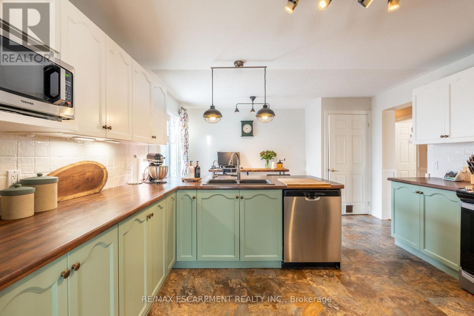 Photo 15 of 136 Glenariff Drive, Hamilton ON