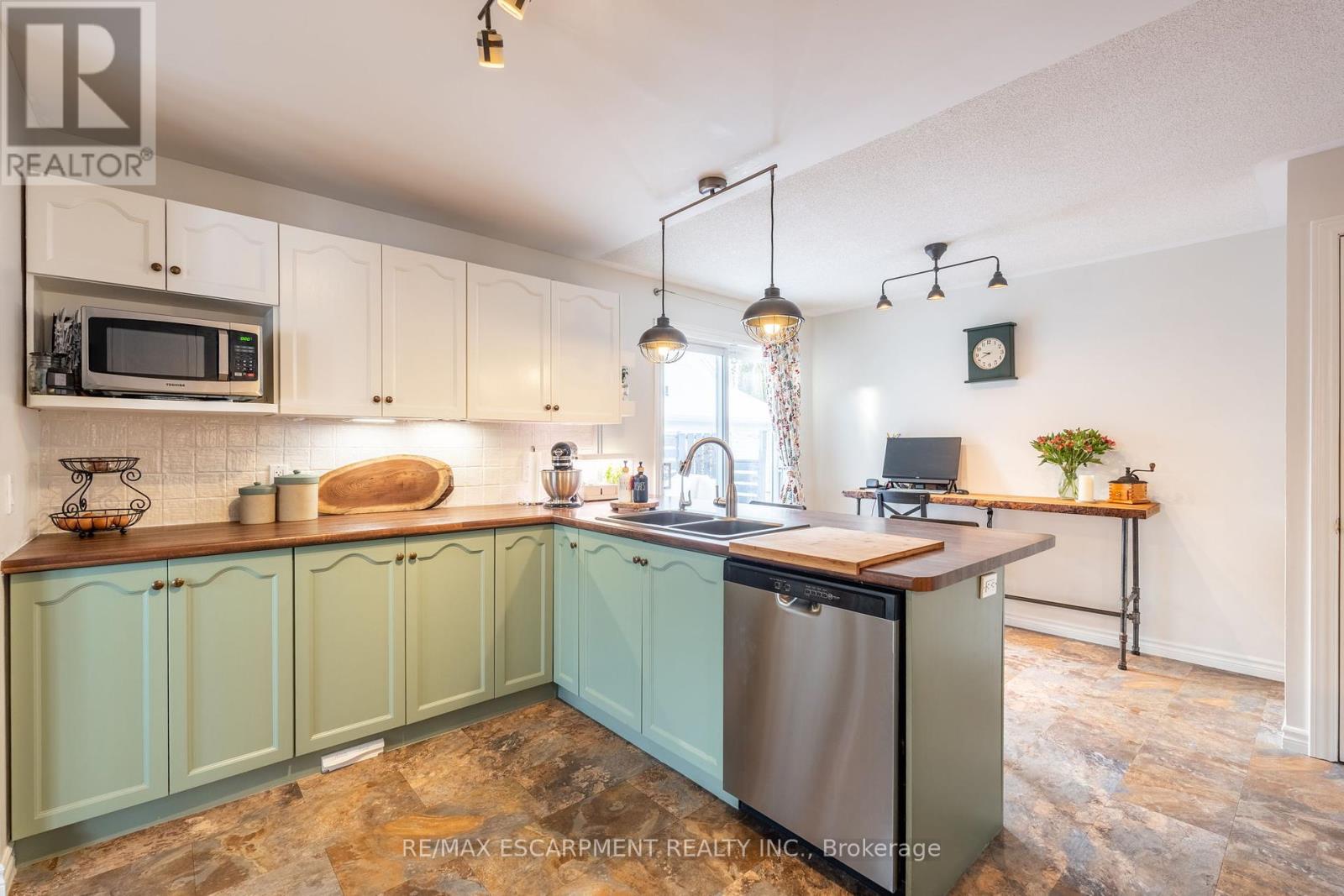 Photo 16 of 136 Glenariff Drive, Hamilton ON