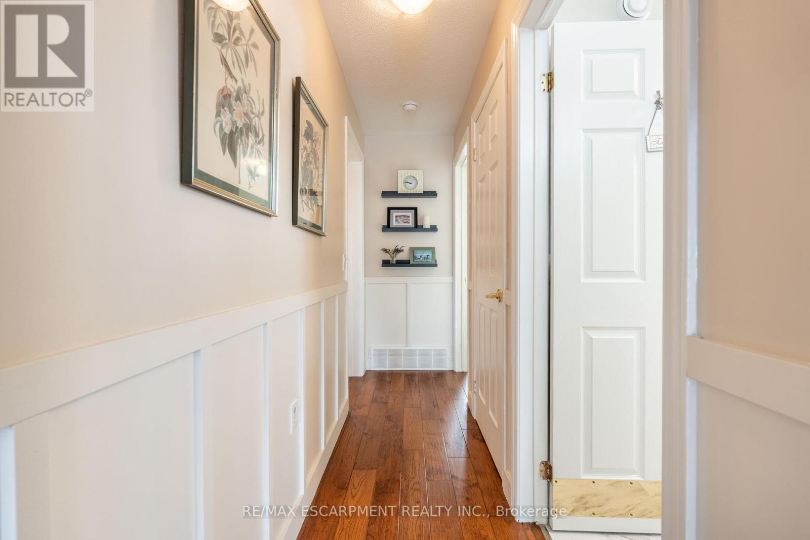 Photo 20 of 136 Glenariff Drive, Hamilton ON