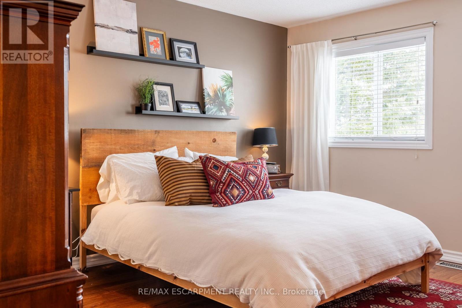 Photo 24 of 136 Glenariff Drive, Hamilton ON