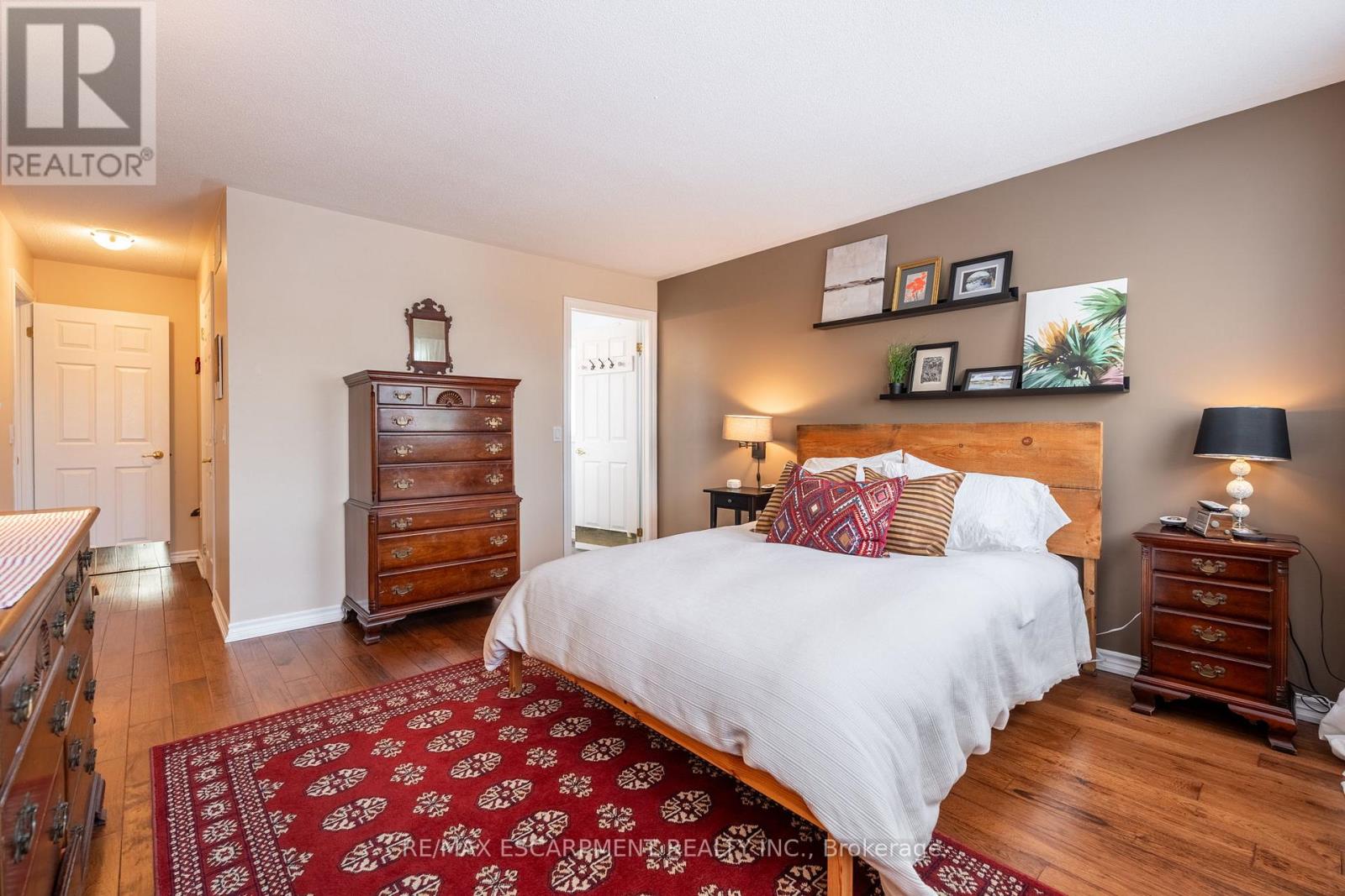 Photo 25 of 136 Glenariff Drive, Hamilton ON