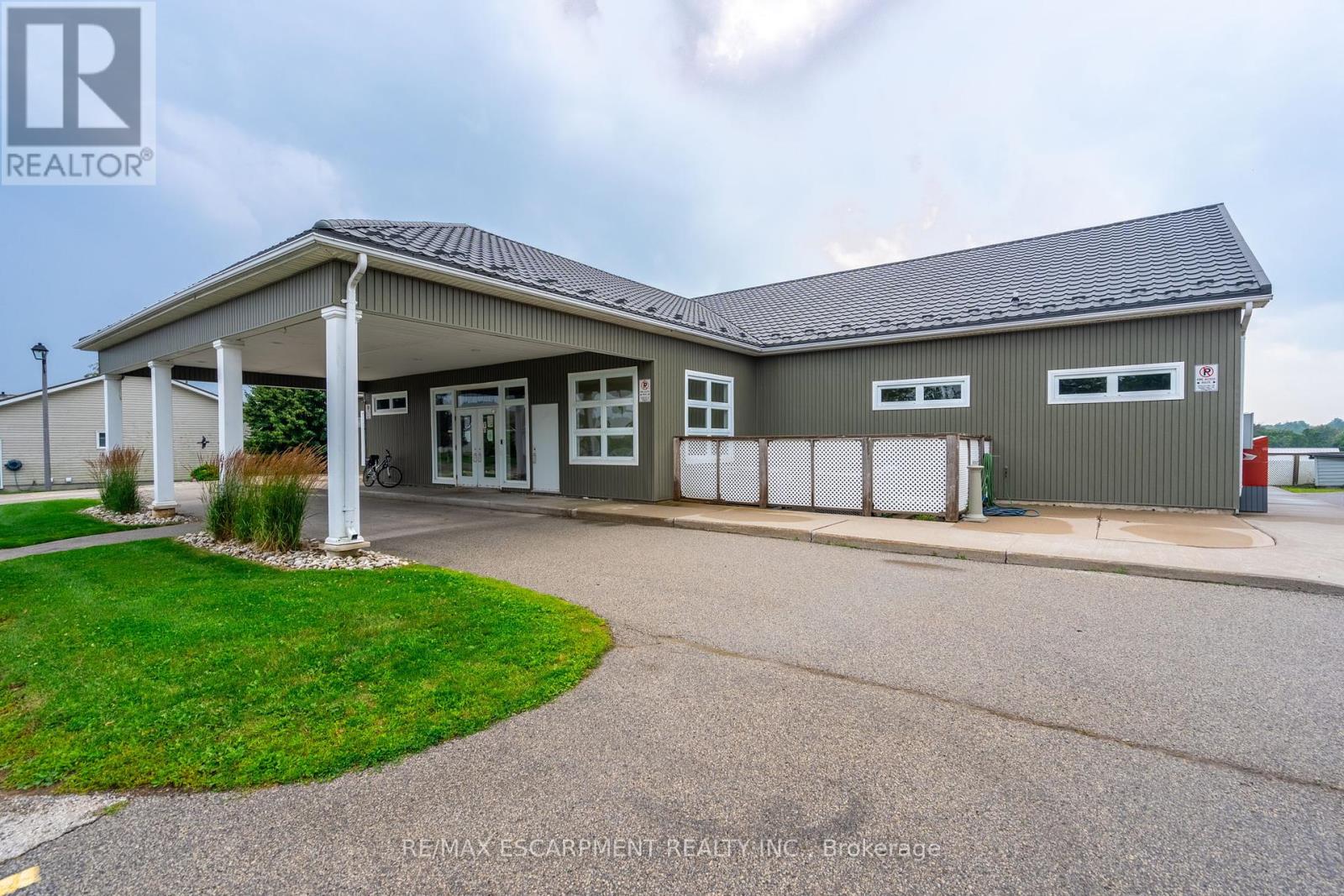 Photo 43 of 136 Glenariff Drive, Hamilton ON