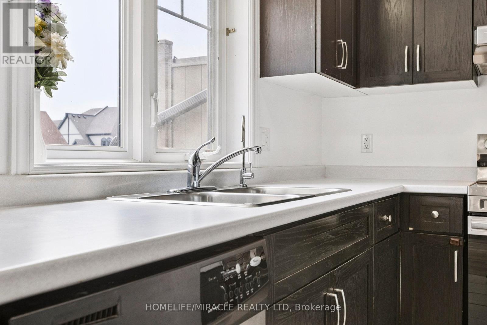 Photo 4 of 15 39 Kay Crescent, Guelph ON