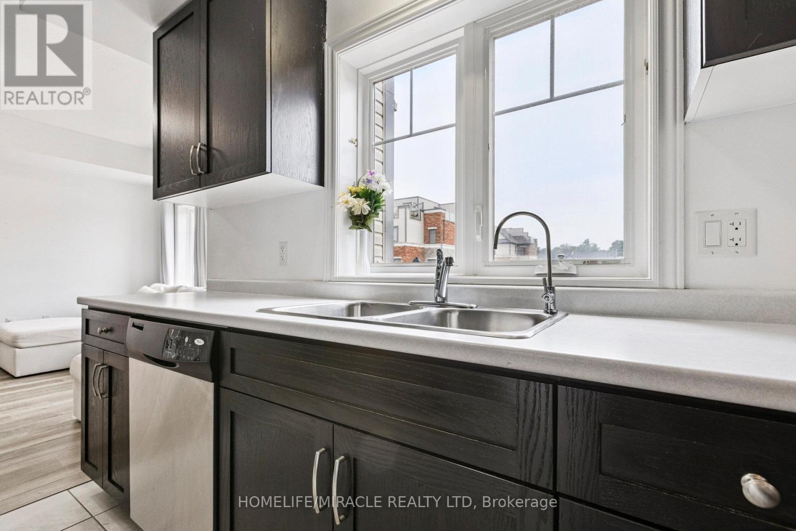 Photo 3 of 15 39 Kay Crescent, Guelph ON