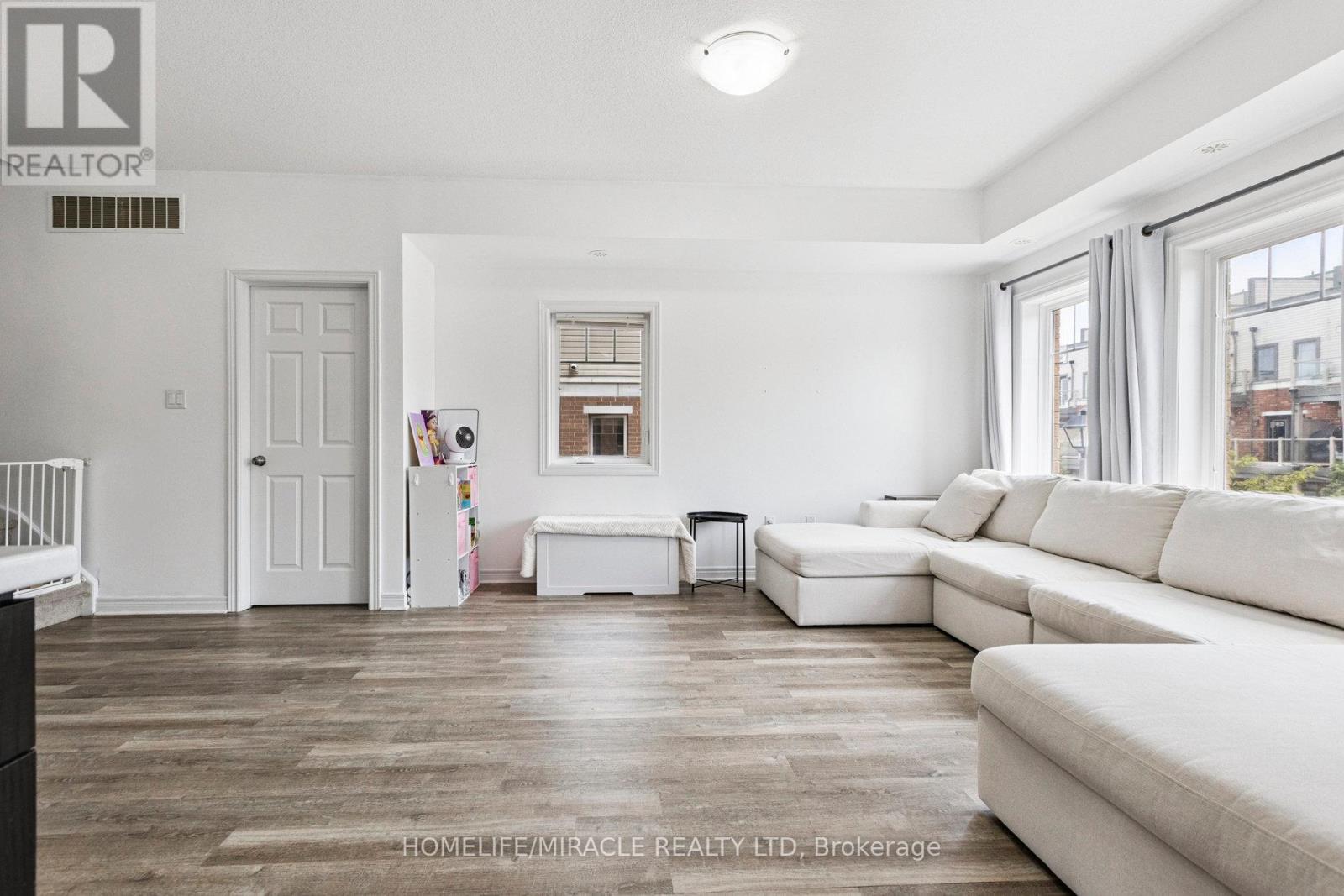 Photo 6 of 15 39 Kay Crescent, Guelph ON