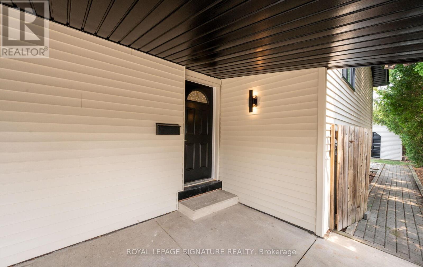 Photo 2 of 105 Lilacside Drive, Hamilton ON