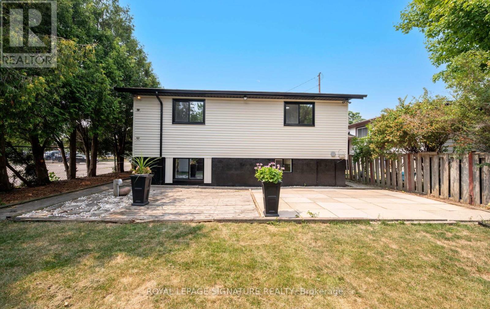 Photo 48 of 105 Lilacside Drive, Hamilton ON