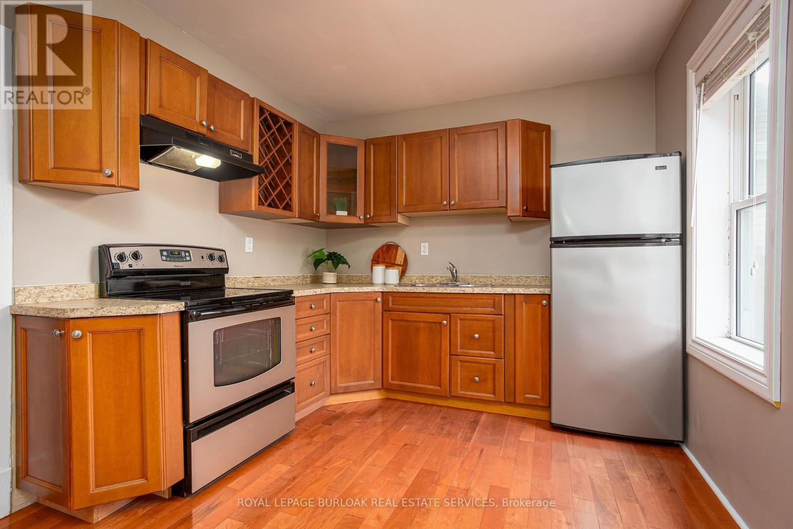 Photo 8 of 209 Weir Street N, Hamilton ON