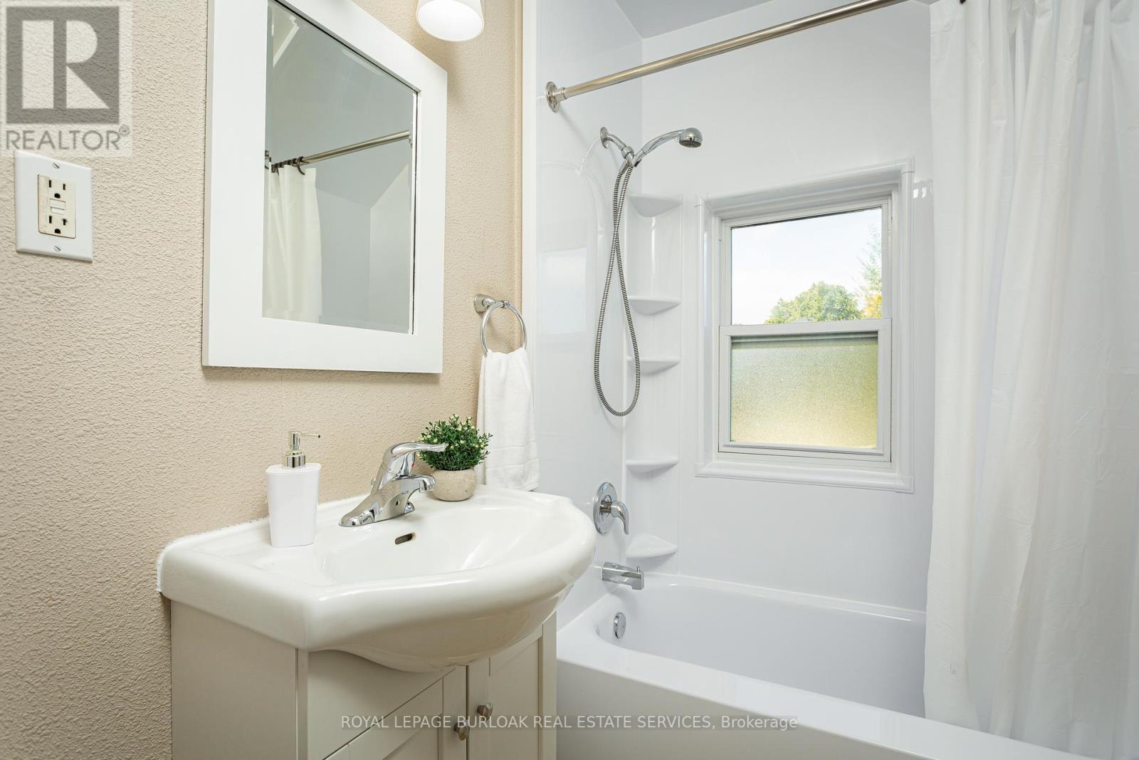 Photo 2 of 209 Weir Street N, Hamilton ON
