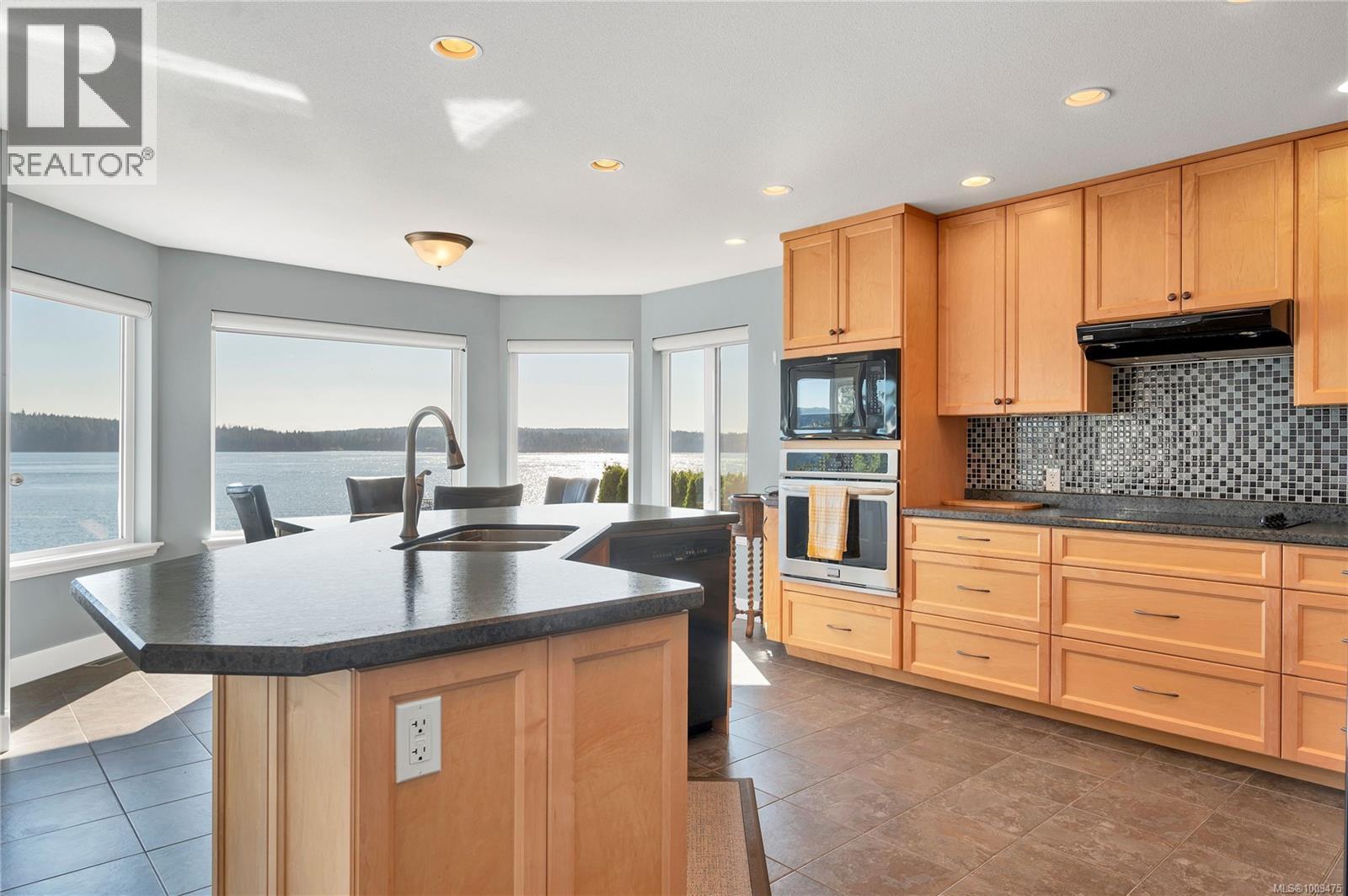 Photo 5 of 4255 Discovery Dr, Campbell River BC