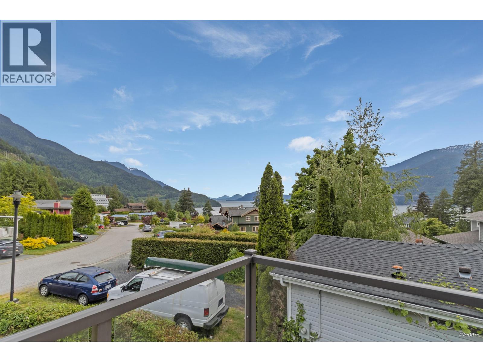 Photo 14 of 746 Upper Crescent, Squamish BC