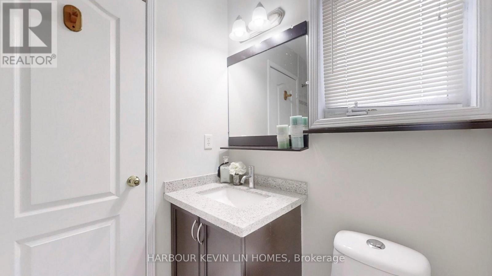 Photo 8 of 8 Hacienda Drive, Richmond Hill ON