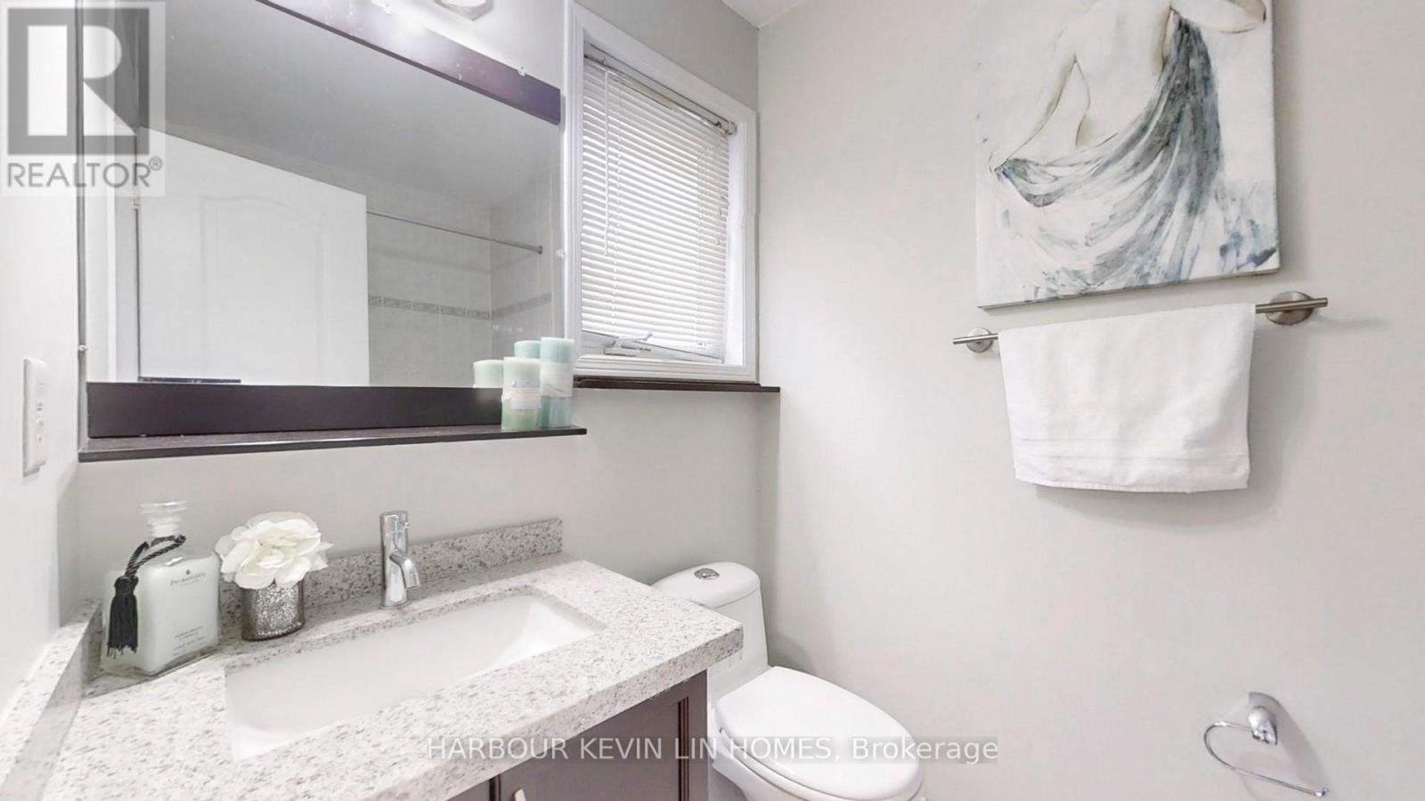 Photo 3 of 8 Hacienda Drive, Richmond Hill ON
