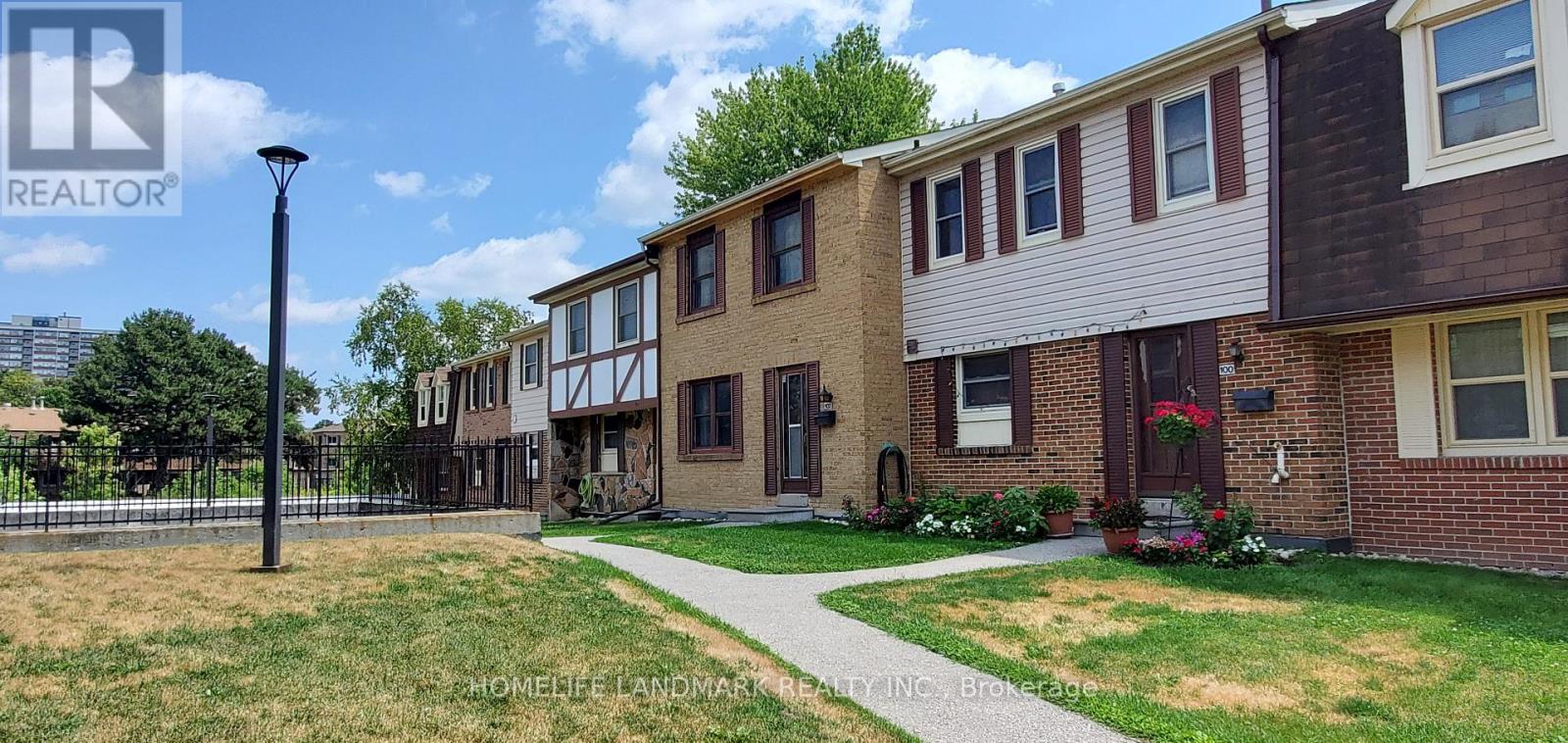 Photo 4 of 102 91 Lamoreaux Drive S, Toronto ON