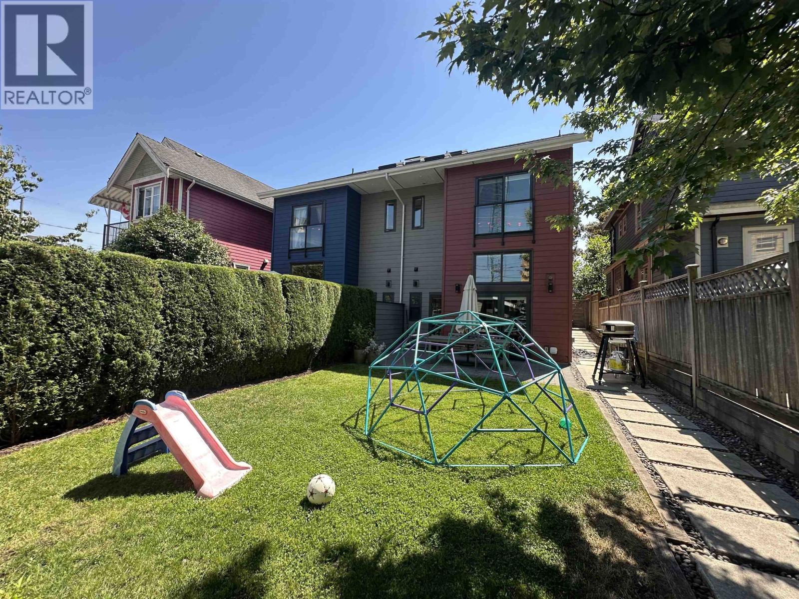 Photo 3 of 2073 E Pender Street, Vancouver BC