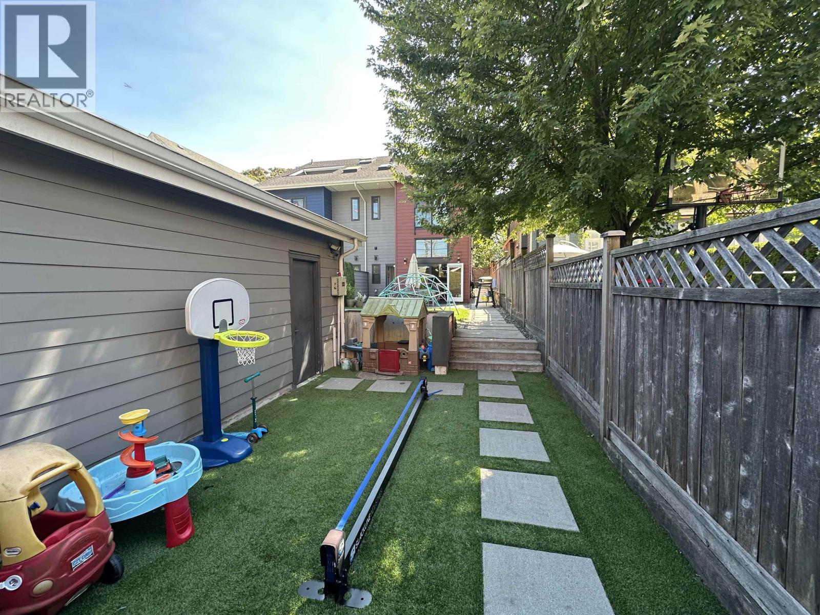 Photo 25 of 2073 E Pender Street, Vancouver BC