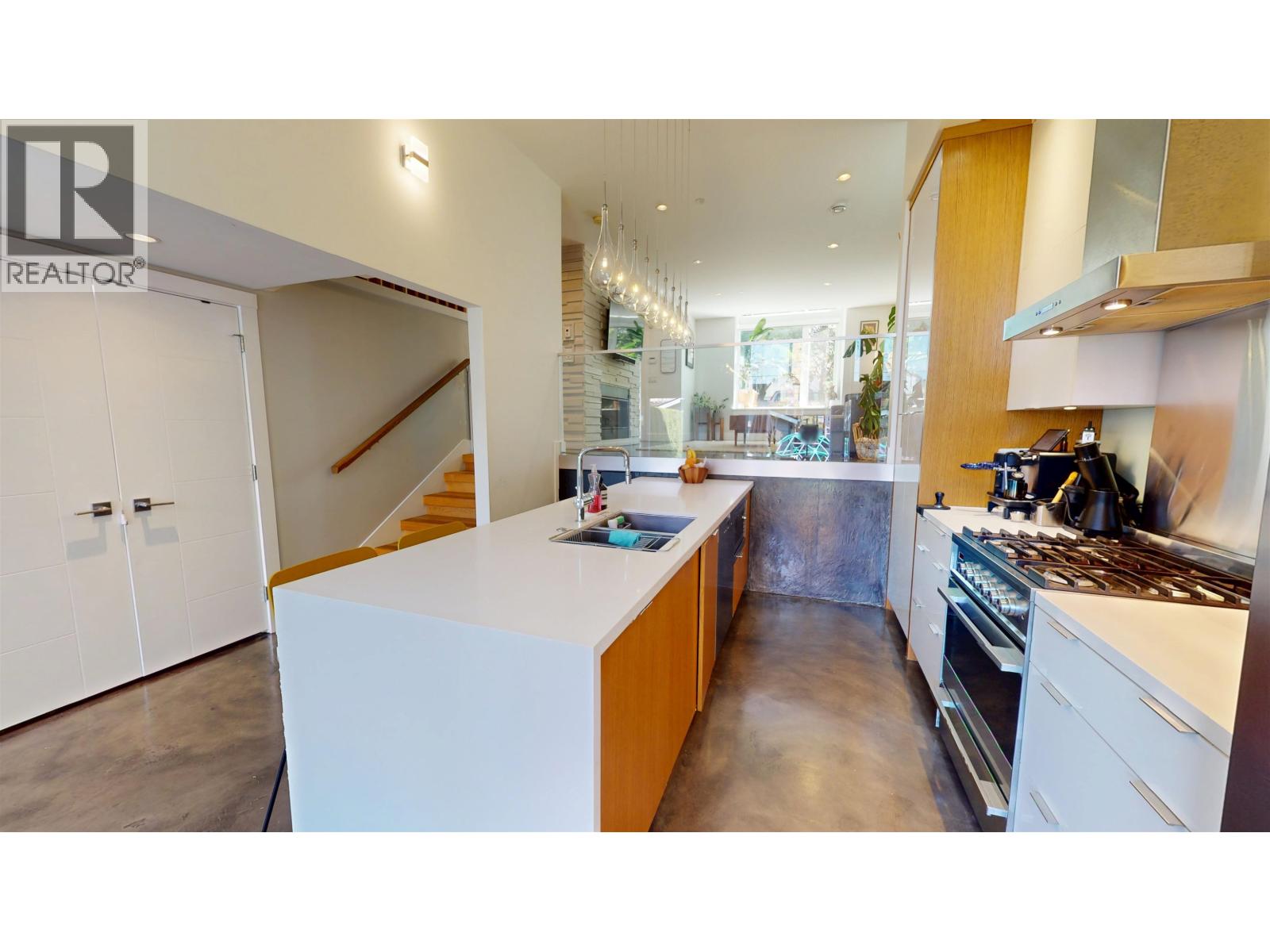 Photo 10 of 2073 E Pender Street, Vancouver BC