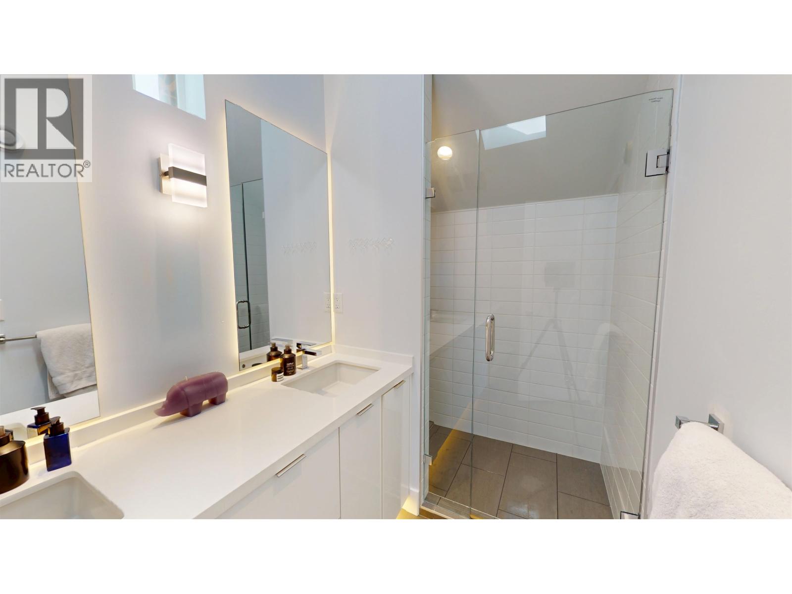 Photo 24 of 2073 E Pender Street, Vancouver BC