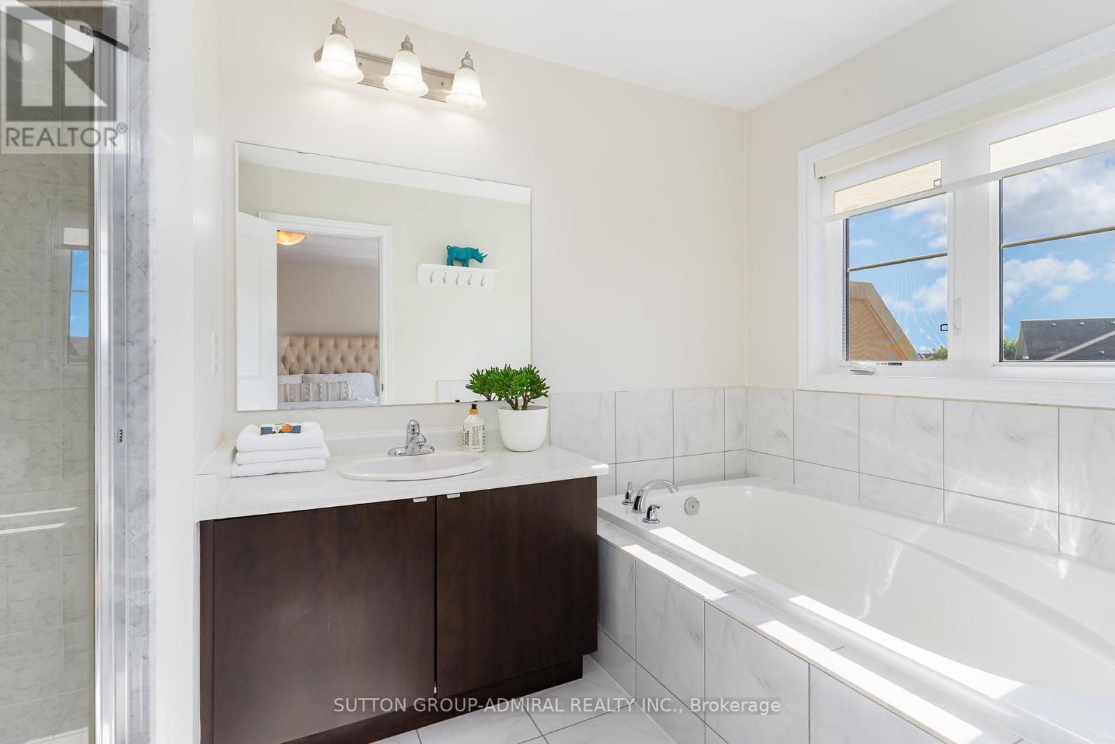 Photo 16 of 32 Grand Trunk Avenue, Vaughan ON