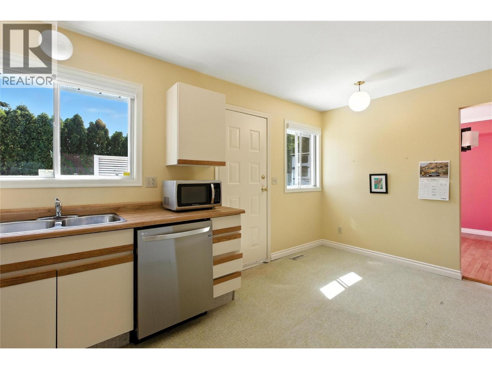 Photo 3 of 256 Valleyview Place, Kamloops BC
