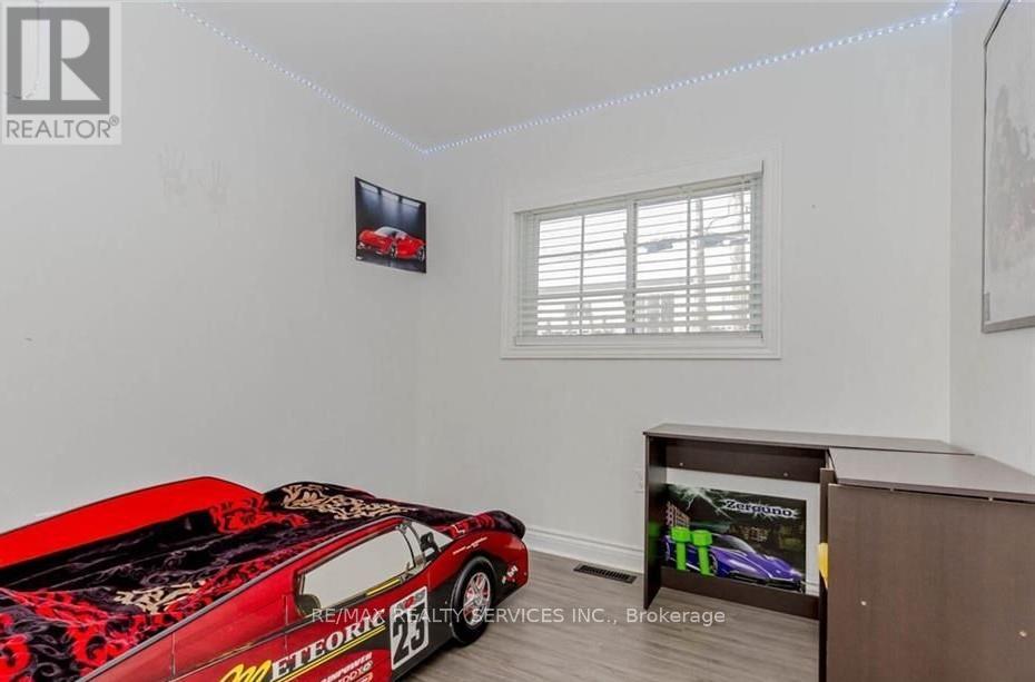 Photo 10 of 18 Greenlaw Place, St Catharines ON
