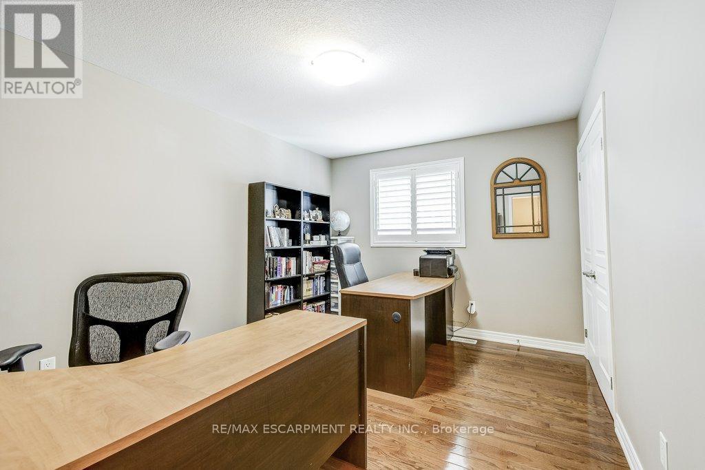 Photo 24 of 33 Lockman Drive, Hamilton ON