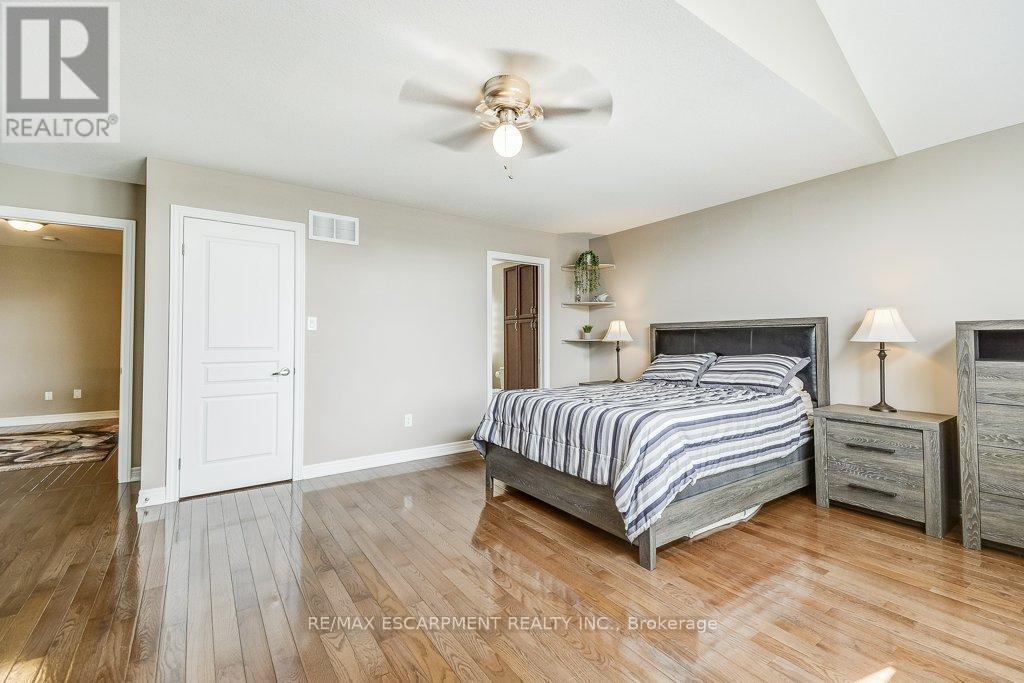 Photo 14 of 33 Lockman Drive, Hamilton ON