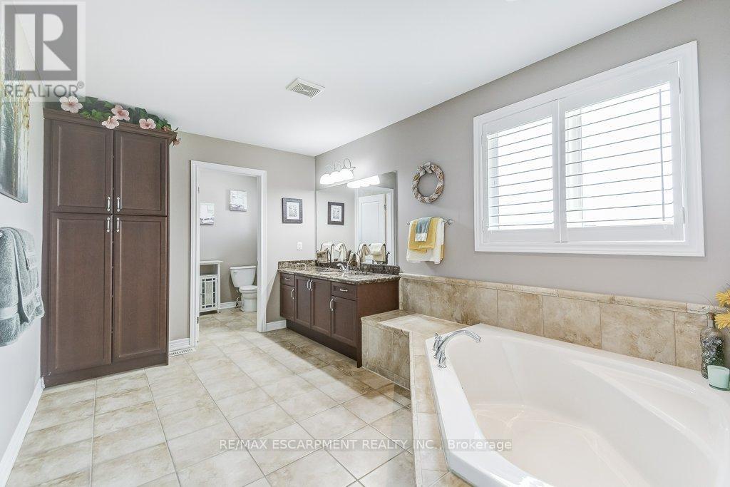 Photo 17 of 33 Lockman Drive, Hamilton ON