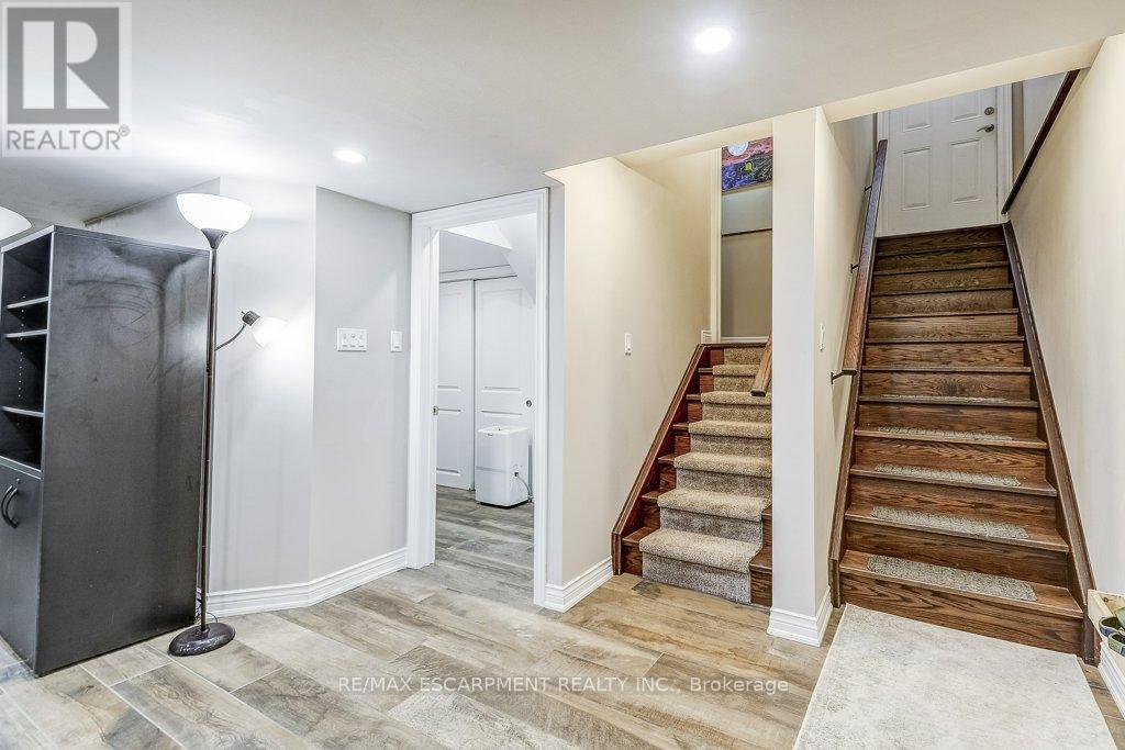 Photo 26 of 33 Lockman Drive, Hamilton ON