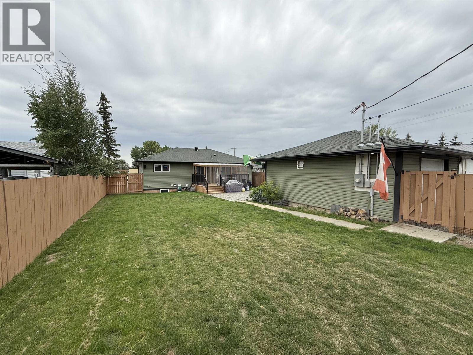 Photo 10 of 9520 96 Avenue, Fort St John BC