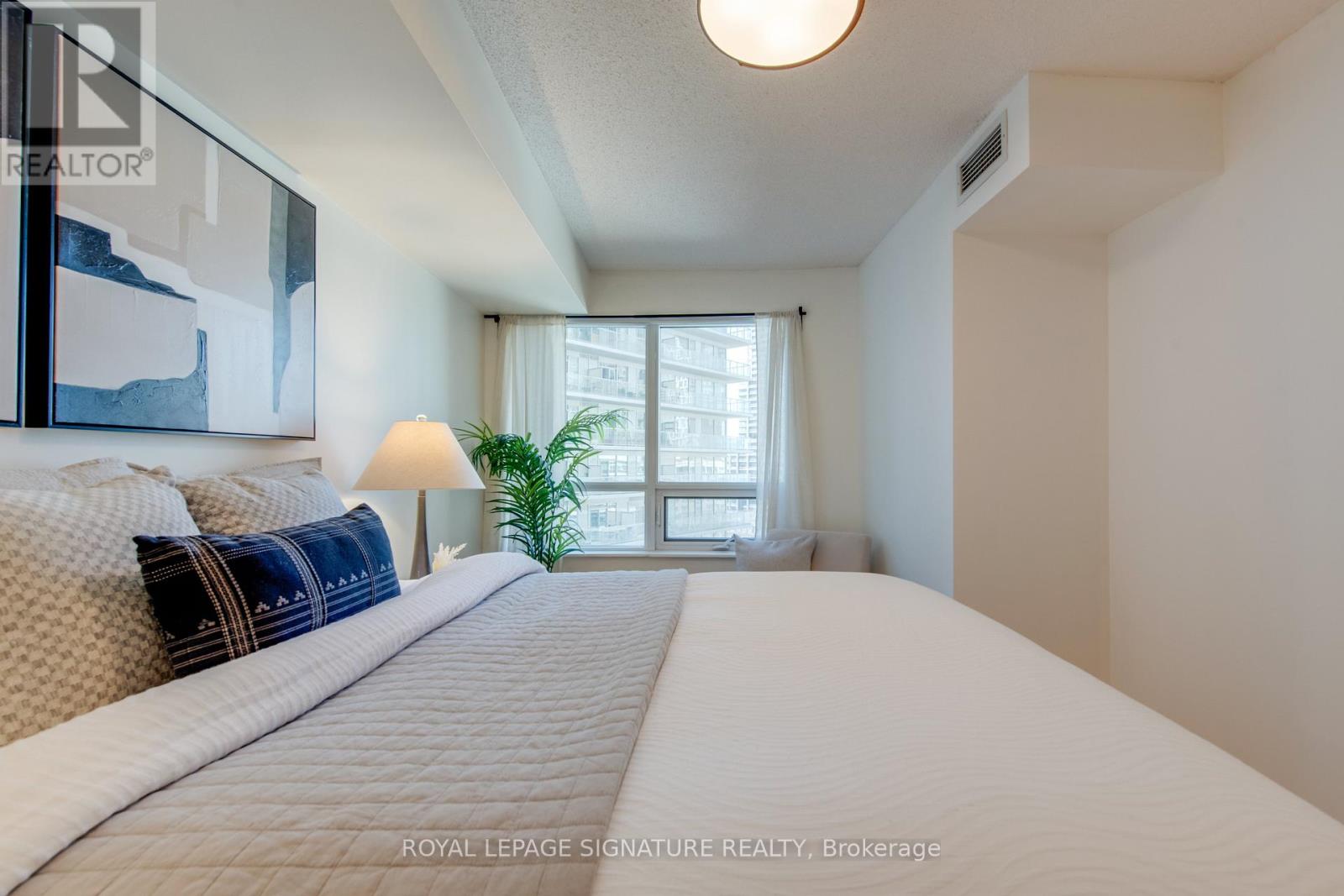 Photo 3 of 1401 20 Blue Jays Way, Toronto ON