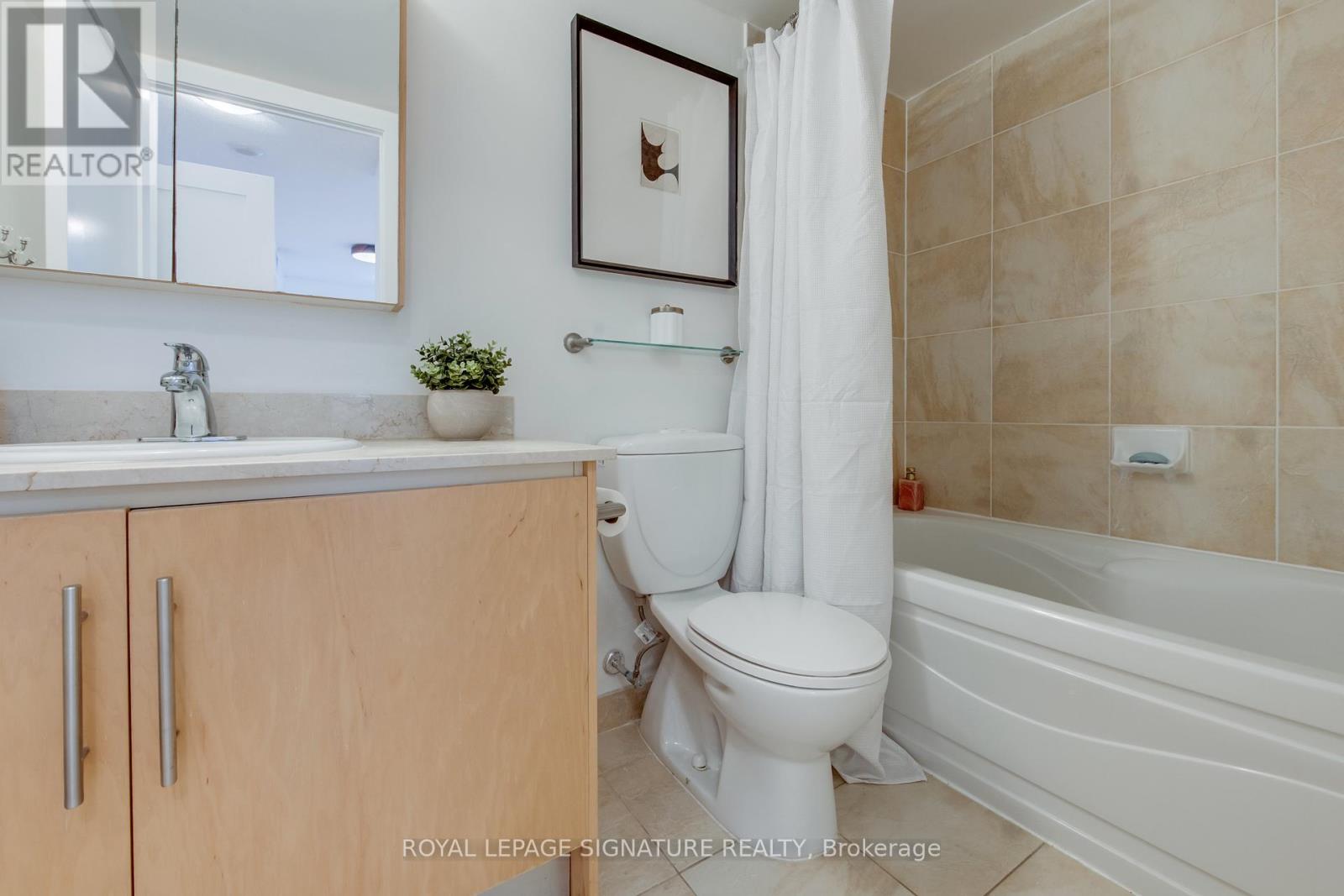 Photo 2 of 1401 20 Blue Jays Way, Toronto ON