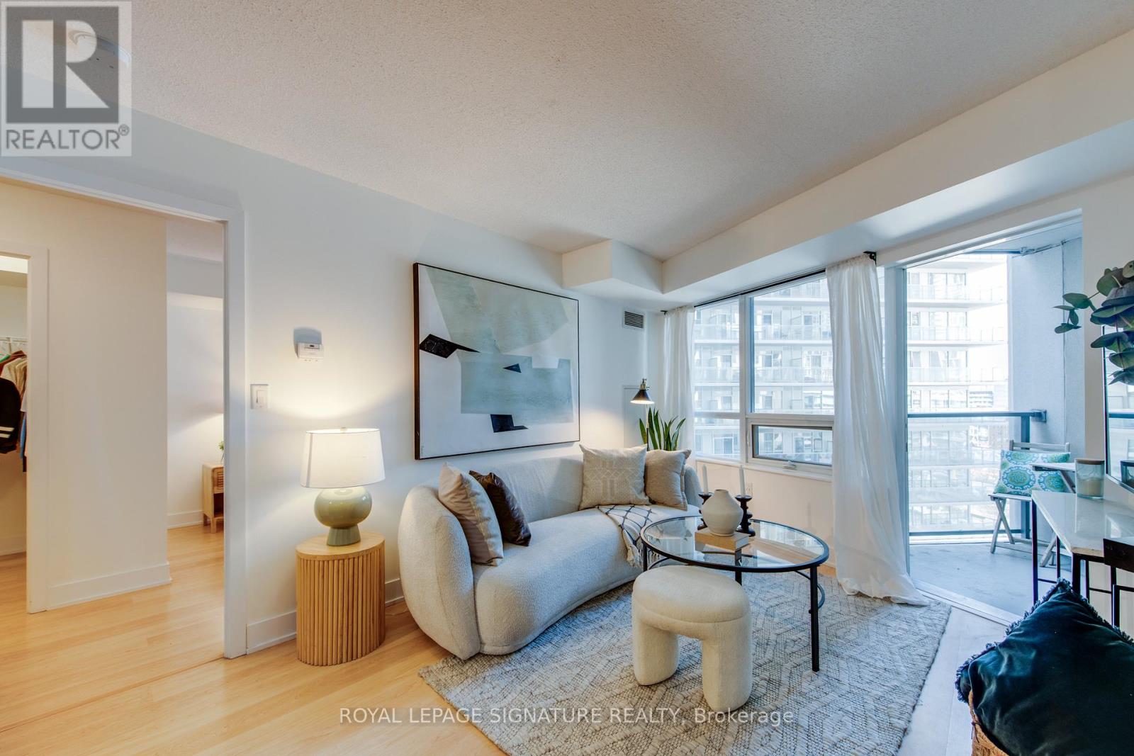 Photo 8 of 1401 20 Blue Jays Way, Toronto ON