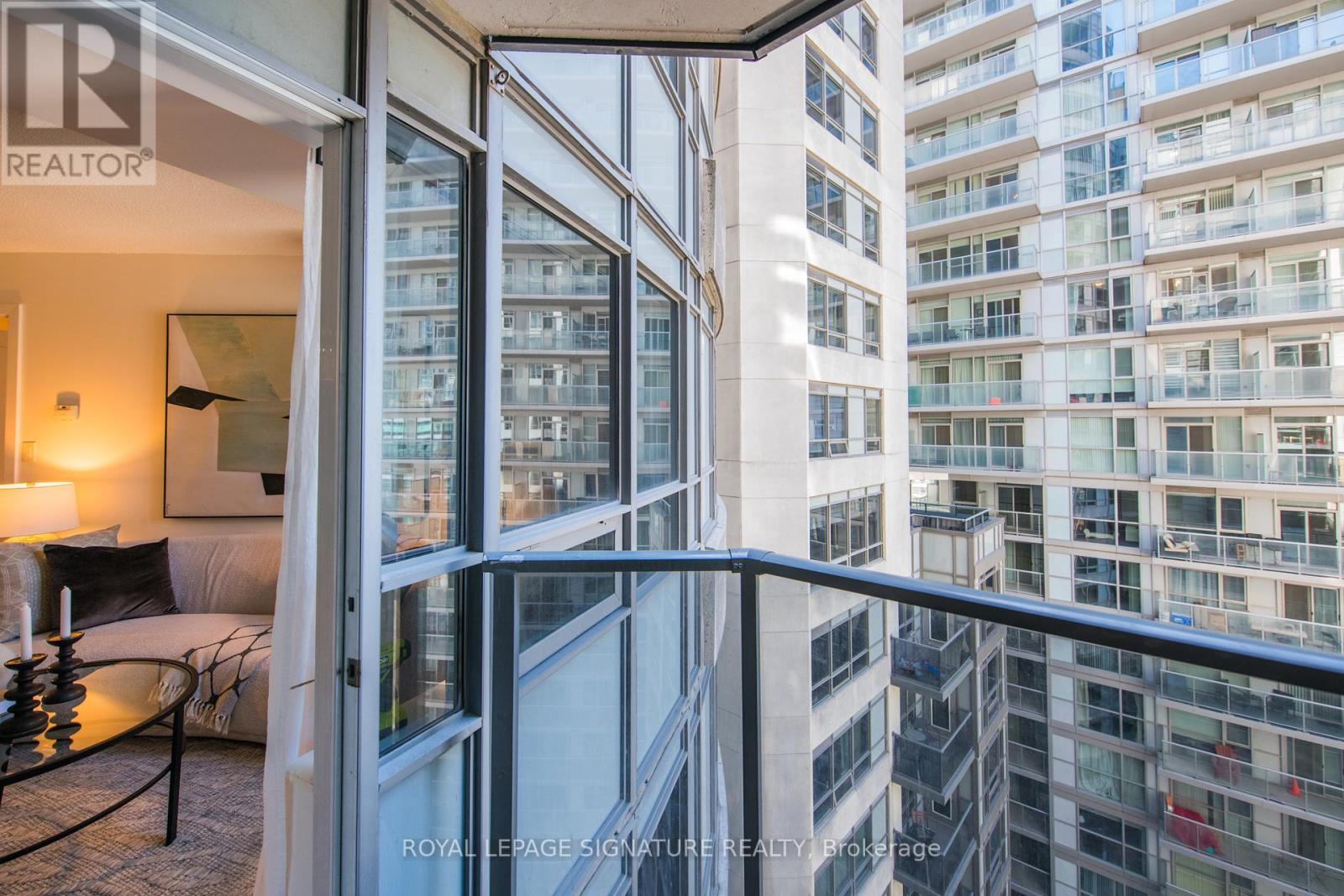 Photo 7 of 1401 20 Blue Jays Way, Toronto ON
