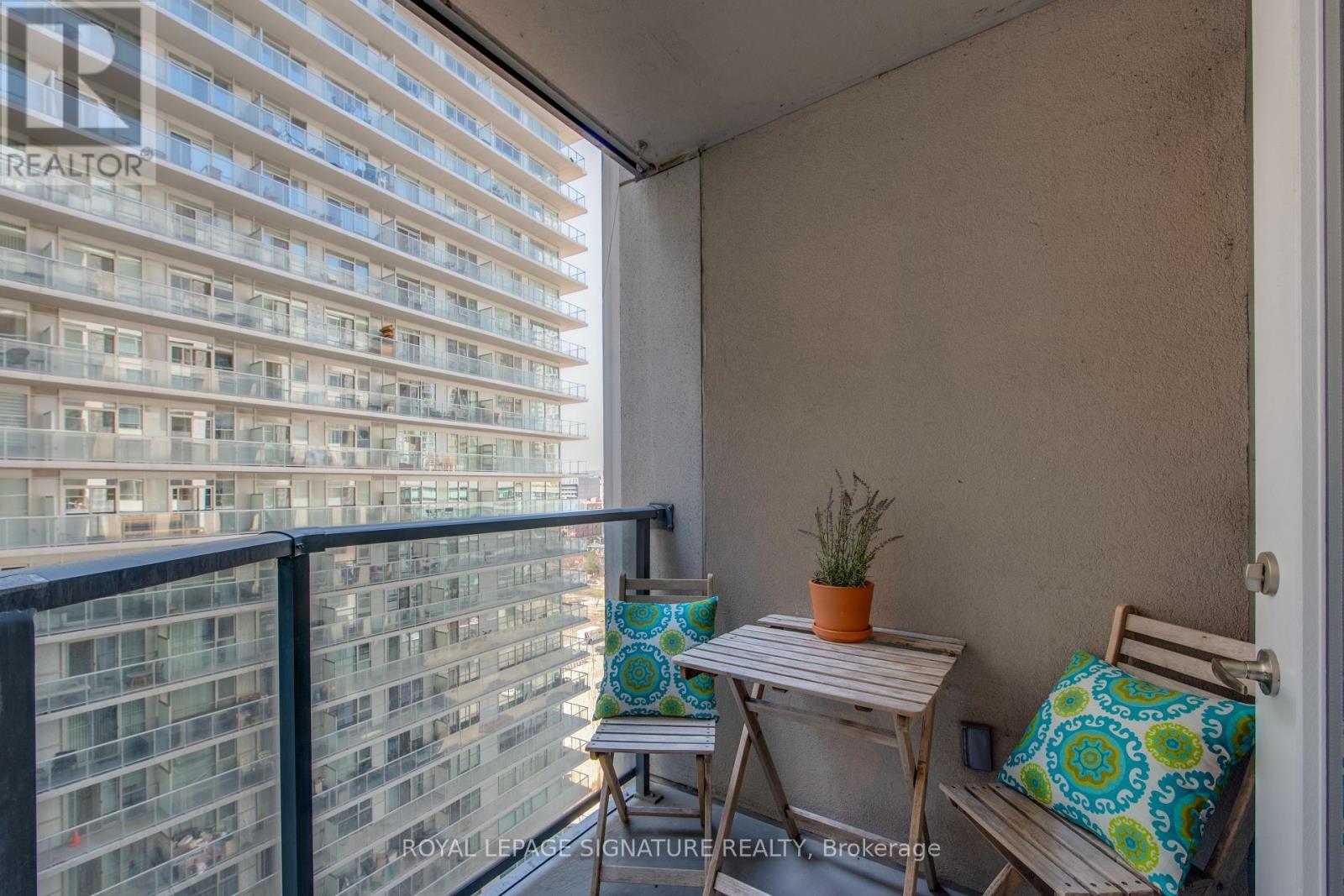 Photo 5 of 1401 20 Blue Jays Way, Toronto ON