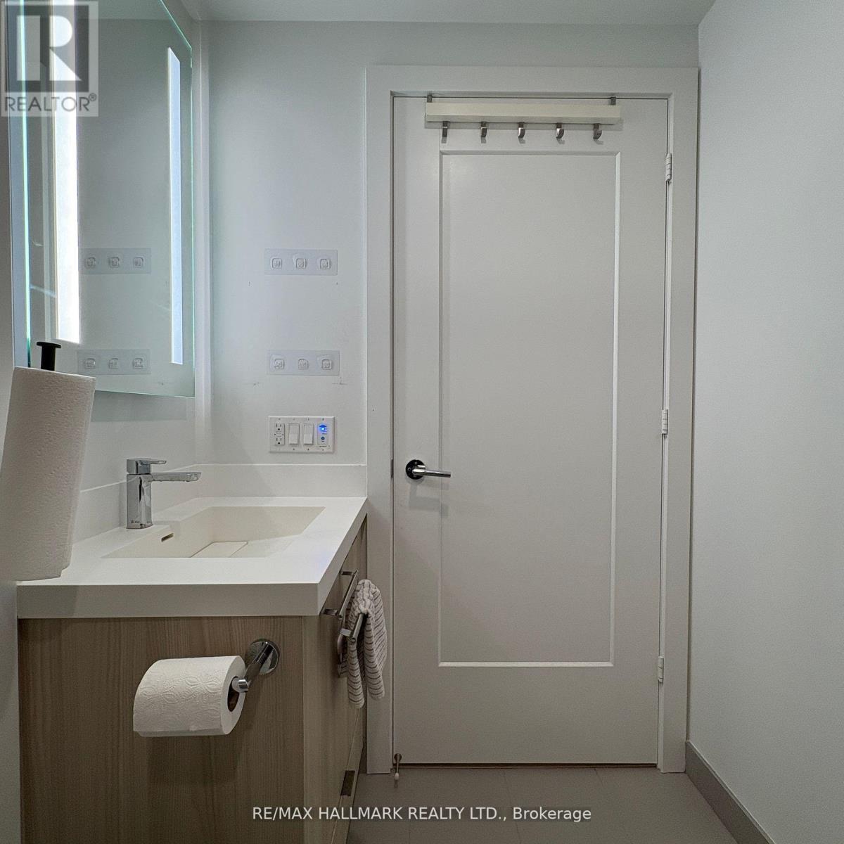 Photo 10 of 1037 20 Inn On The Park Drive, Toronto ON