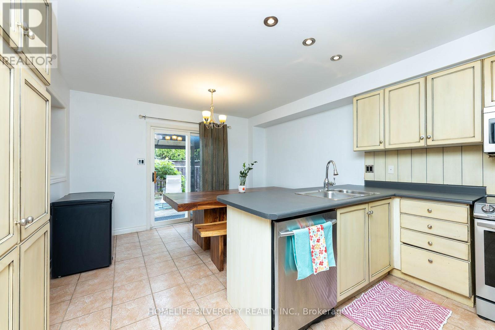 Photo 9 of 182 Tierra Avenue, Vaughan ON
