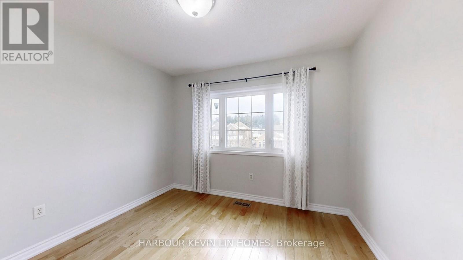 Photo 6 of 8 Hacienda Drive, Richmond Hill ON