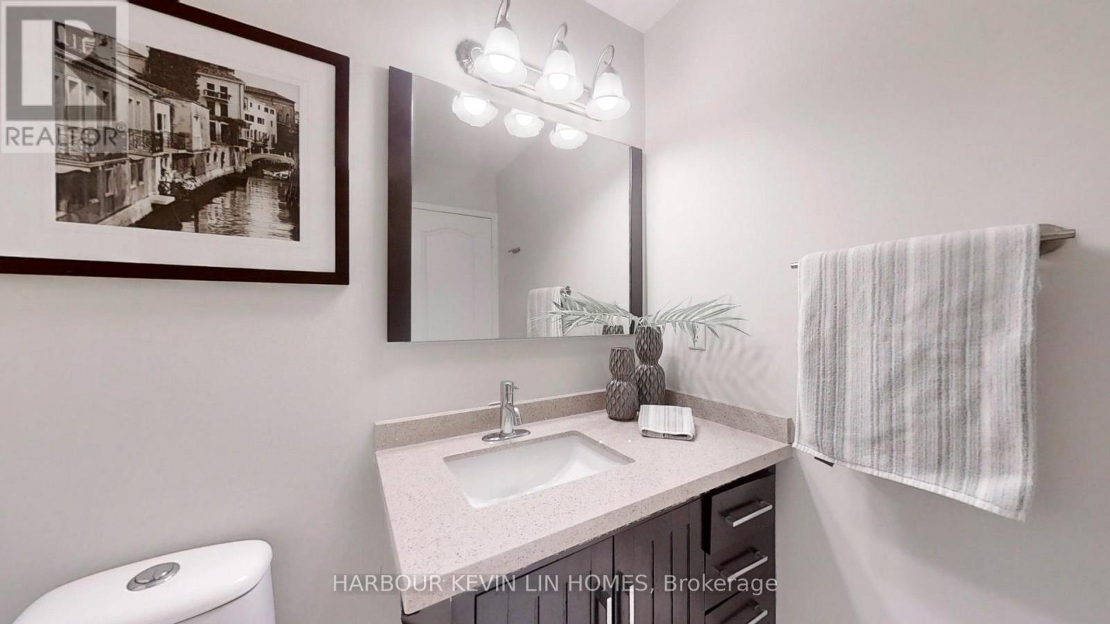 Photo 3 of 8 Hacienda Drive, Richmond Hill ON