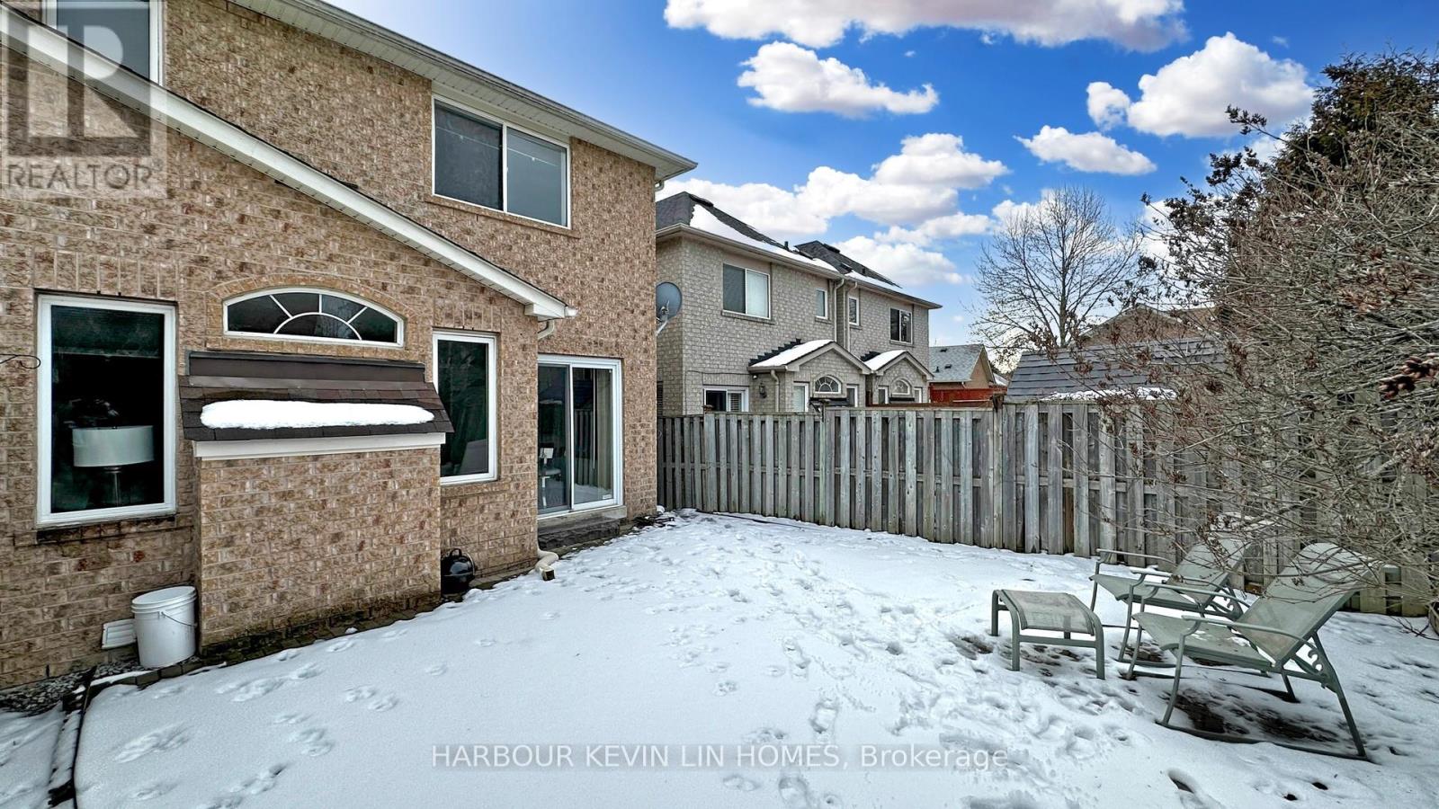 Photo 4 of 8 Hacienda Drive, Richmond Hill ON