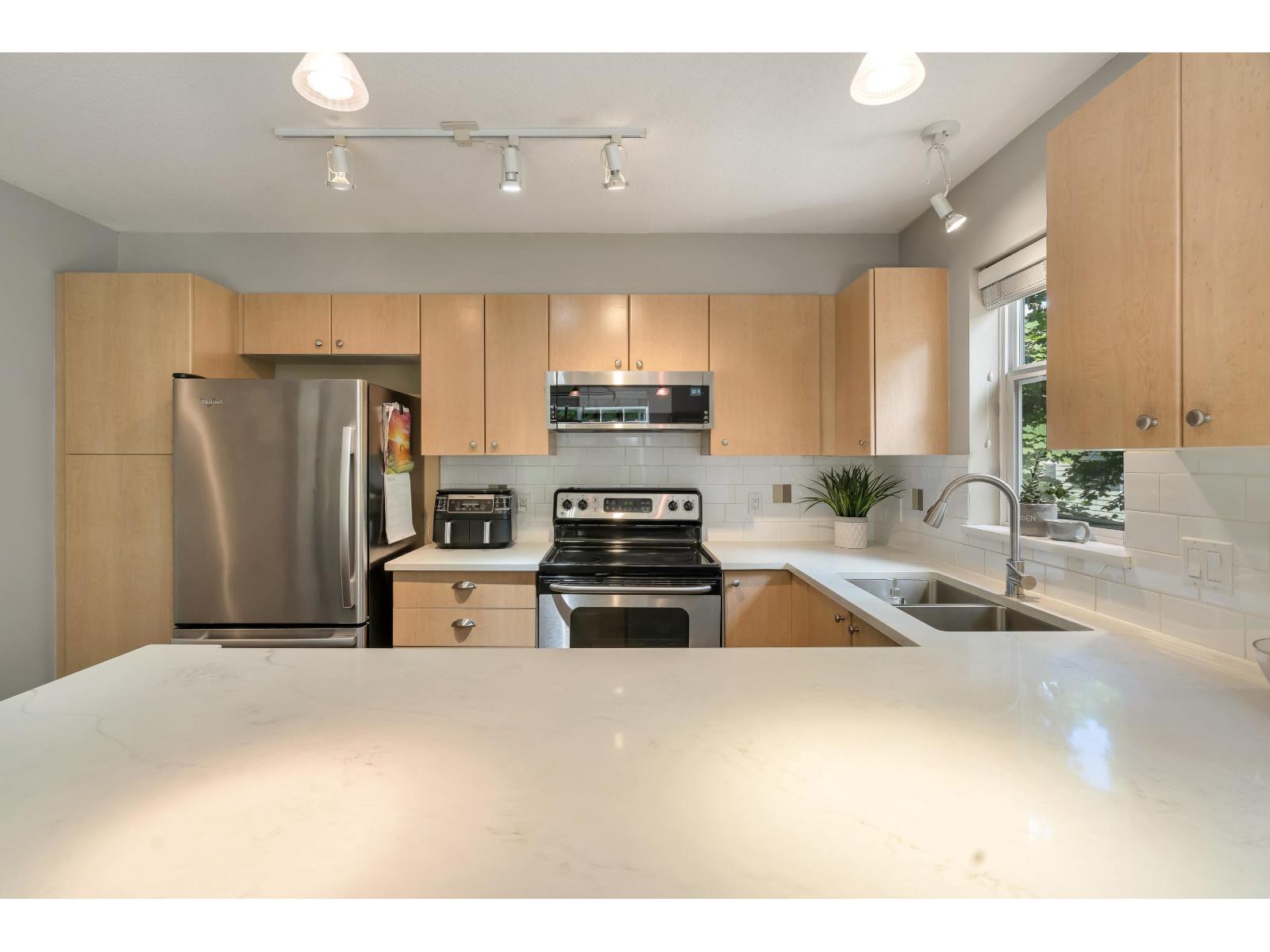Photo 5 of 18 15233 34th Avenue, Surrey BC
